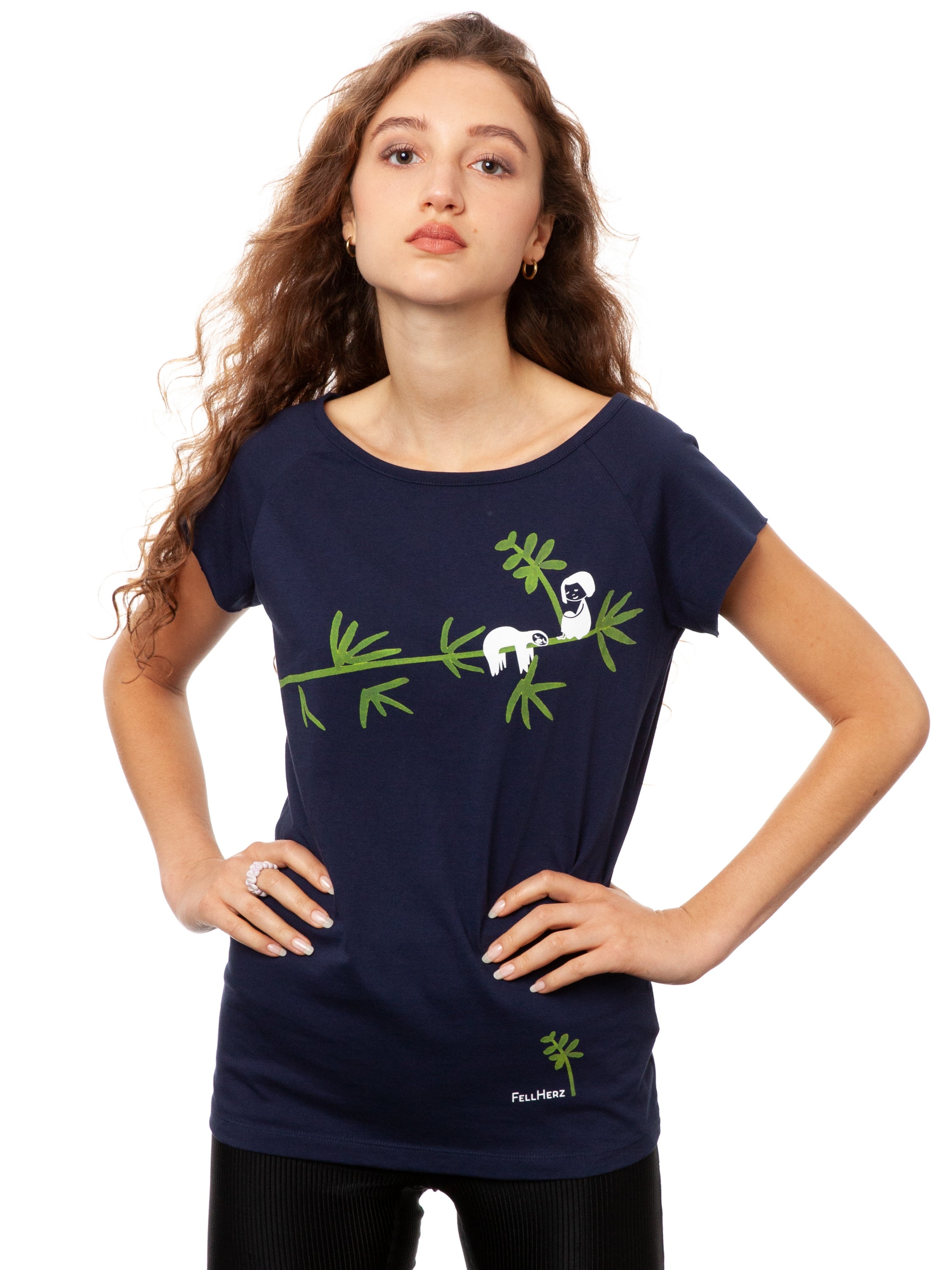Das Damen T-Shirt aus hochwertiger Bio-Baumwolle in Dunkelblau mit einzigartigen FellHerz Faultier-Design in Grün auf der Vorderseite. Die liebevolle Illustration zeigt ein entspanntes Faultier, das sich an einem Zweig festhält, während ein kleines Mädchen daneben sitzt. Dieses nachhaltige Damen T-Shirt ist ideal für umweltbewusste Modefans und Fair Fashion Liebhaberinnen. Mit kurzen Cap-Sleeves und einem weiten Rundhalsausschnitt bietet das bequeme Baumwollshirt hohen Tragekomfort.
