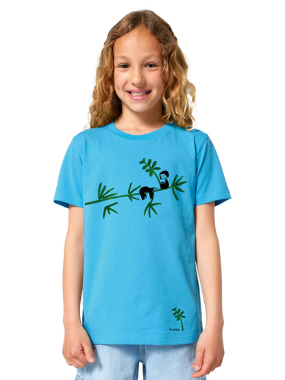 Das Kinder T-Shirt aus hochwertiger Bio-Baumwolle in leuchtendem Hellblau mit einzigartigen FellHerz Faultier-Design in Grün auf der Vorderseite. Die liebevolle Illustration zeigt ein entspanntes Faultier, das sich an einem Zweig festhält, während ein kleines Mädchen daneben sitzt. Dieses nachhaltige Kinder T-Shirt ist ideal für umweltbewusste Modefans und Fair Fashion Liebhaberinnen und bietet einen hohen Tragekomfort.