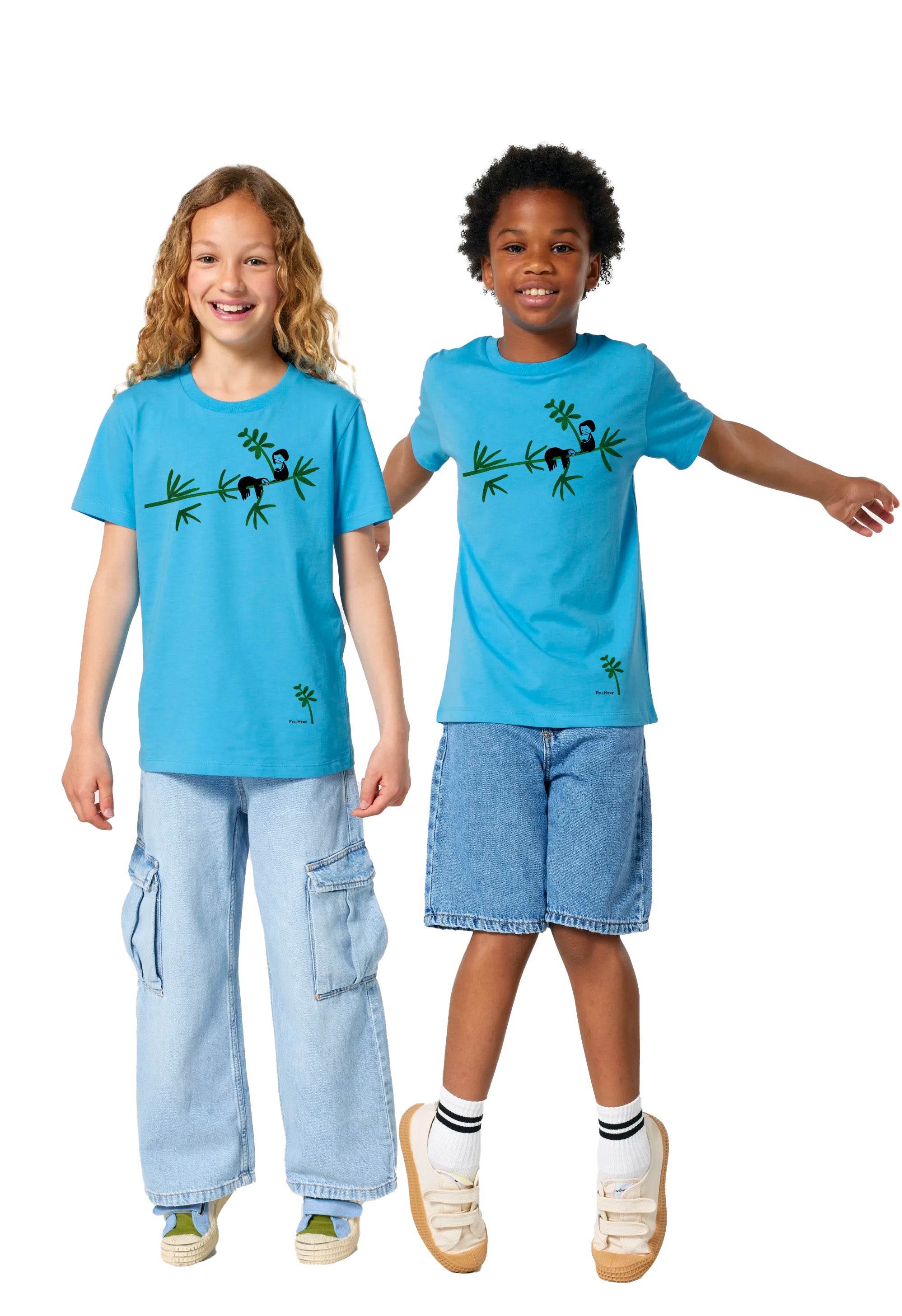 Das Kinder T-Shirt aus hochwertiger Bio-Baumwolle in leuchtendem Hellblau mit einzigartigen FellHerz Faultier-Design in Grün auf der Vorderseite. Die liebevolle Illustration zeigt ein entspanntes Faultier, das sich an einem Zweig festhält, während ein kleines Mädchen daneben sitzt. Dieses nachhaltige Kinder T-Shirt ist ideal für umweltbewusste Modefans und Fair Fashion Liebhaberinnen und bietet einen hohen Tragekomfort.