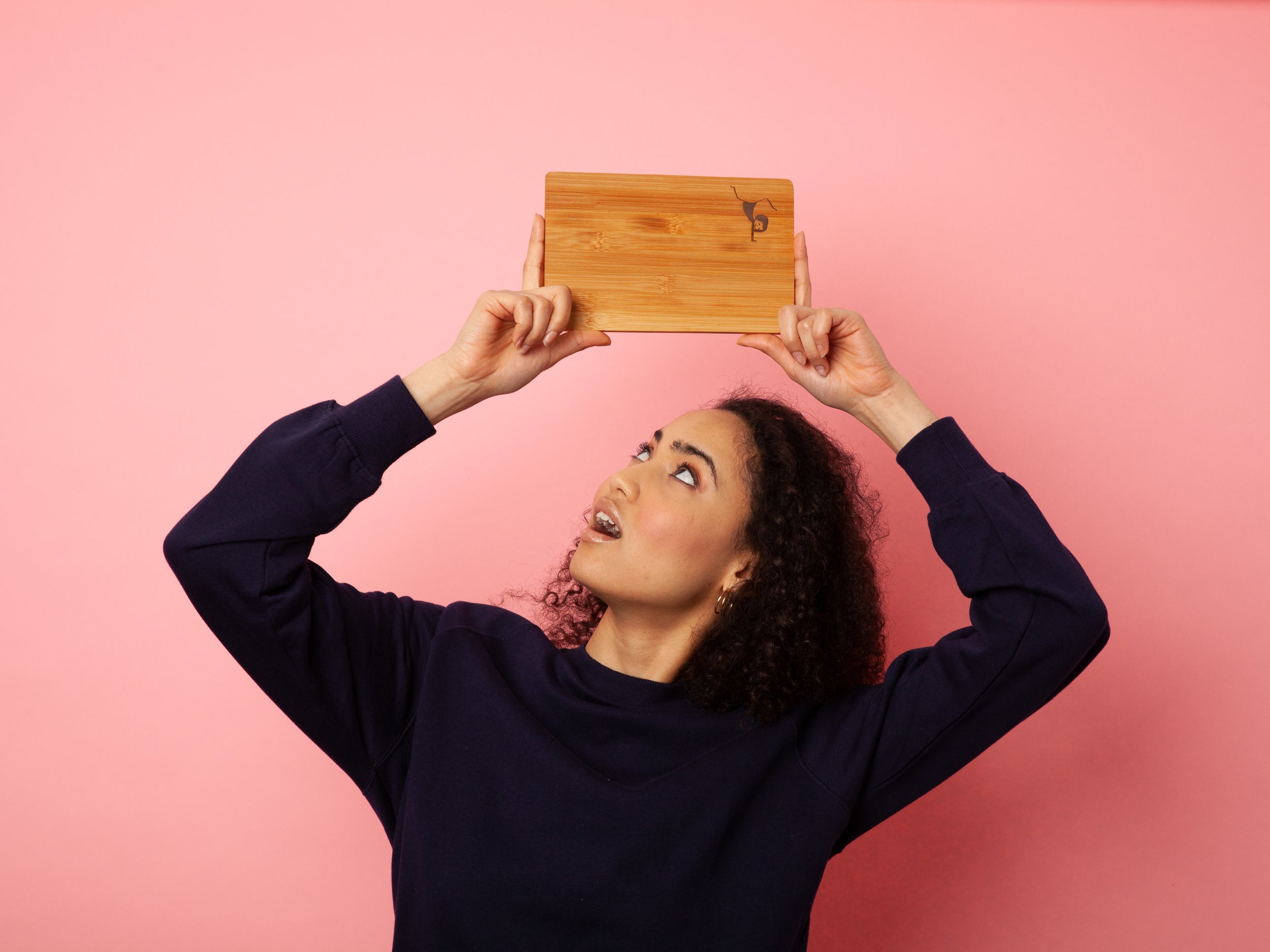 Model mit einem FellHerz Frühstücksbrettchen in der Hand