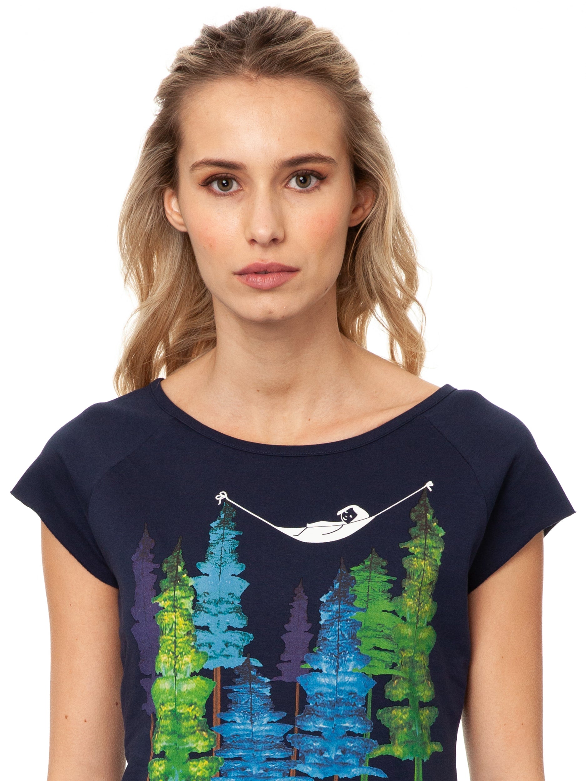 Dunkelblaues Damen T-Shirt aus Bio-Baumwolle, fair und vegan produziert. Raglan-Shirt mit Grafik-Print auf der Vorderseite: Ein Mädchen liegt in einer Hängematte, die in Baum Wipfeln eines Waldes hängt.