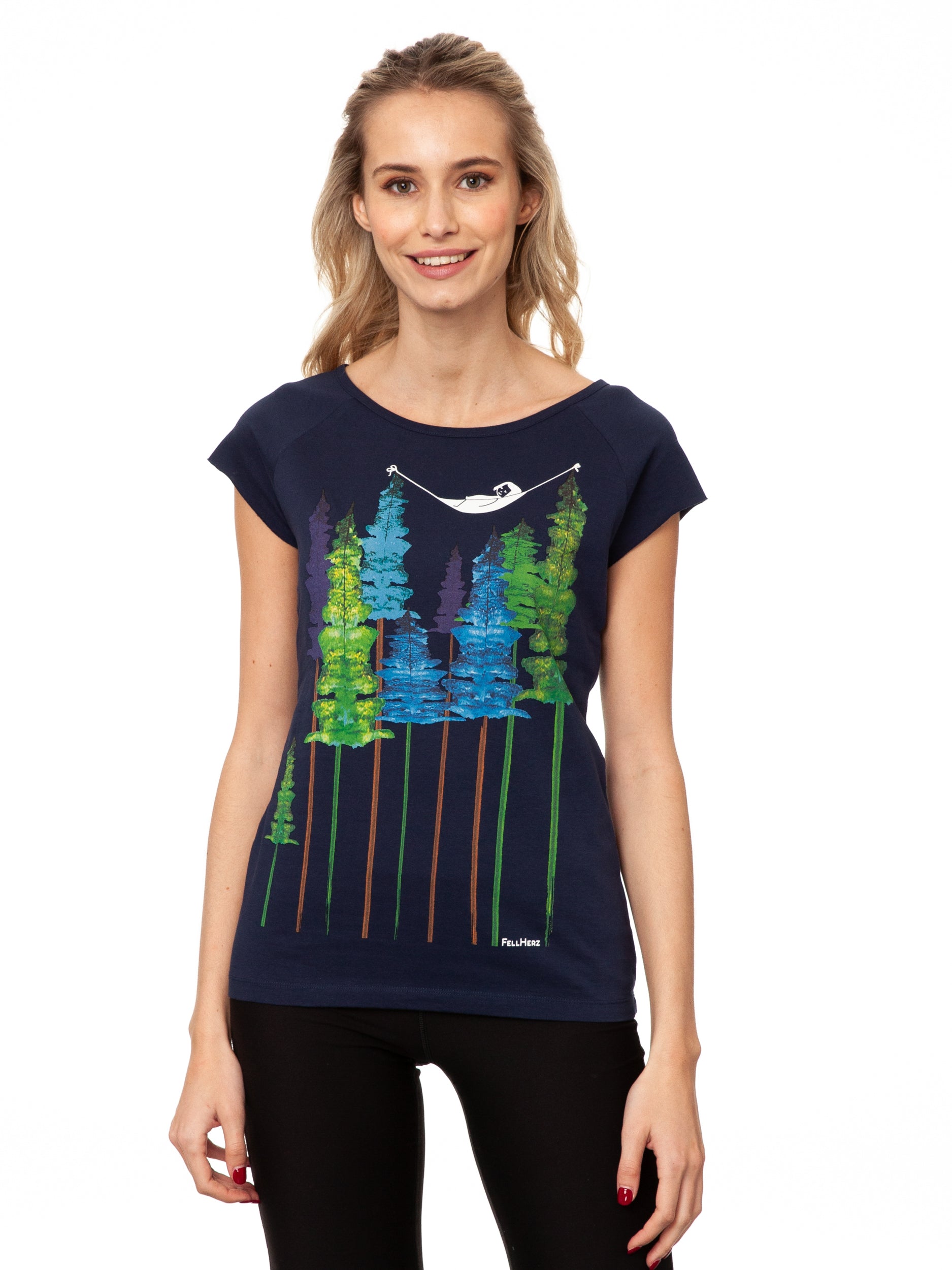 Dunkelblaues Damen T-Shirt aus Bio-Baumwolle, fair und vegan produziert. Raglan-Shirt mit Grafik-Print auf der Vorderseite: Ein Mädchen liegt in einer Hängematte, die in Baum Wipfeln eines Waldes hängt.