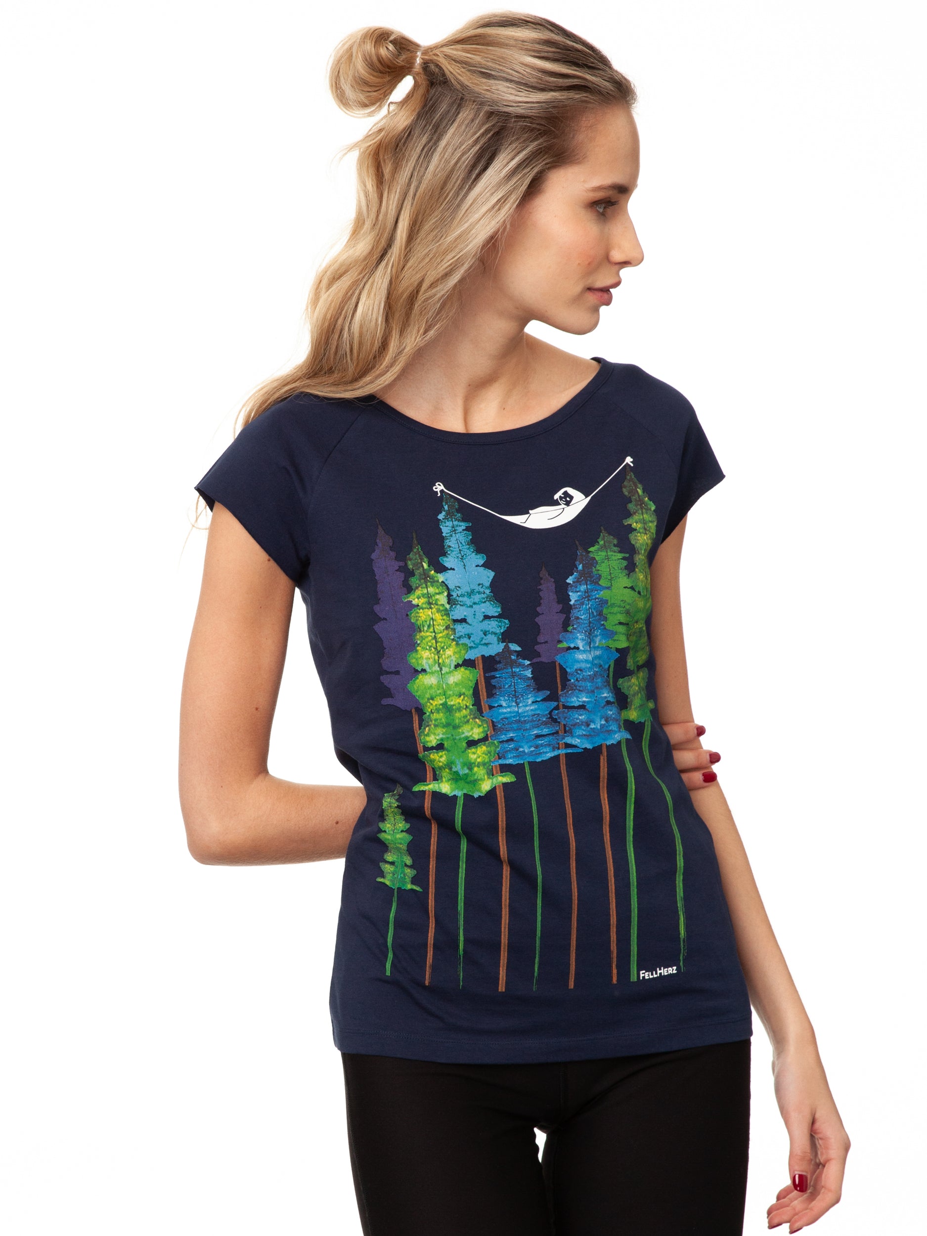 Dunkelblaues Damen T-Shirt aus Bio-Baumwolle, fair und vegan produziert. Raglan-Shirt mit Grafik-Print auf der Vorderseite: Ein Mädchen liegt in einer Hängematte, die in Baum Wipfeln eines Waldes hängt.