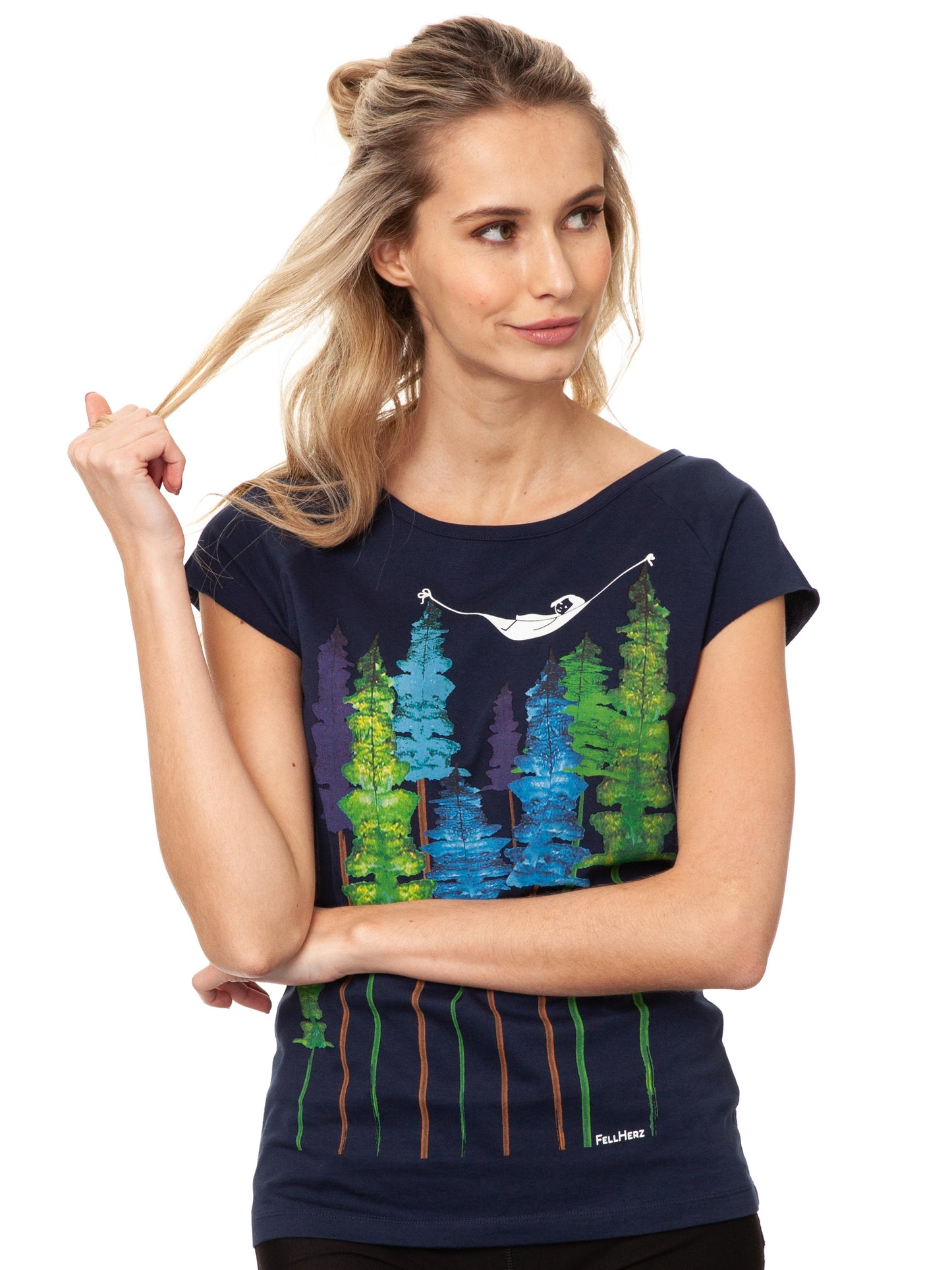 Dunkelblaues Damen T-Shirt aus Bio-Baumwolle, fair und vegan produziert. Raglan-Shirt mit Grafik-Print auf der Vorderseite: Ein Mädchen liegt in einer Hängematte, die in Baum Wipfeln eines Waldes hängt.