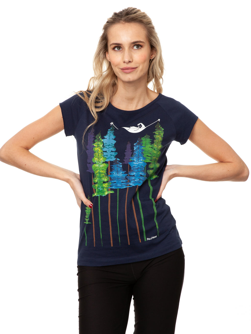 Dunkelblaues Damen T-Shirt aus Bio-Baumwolle, fair und vegan produziert. Raglan-Shirt mit Grafik-Print auf der Vorderseite: Ein Mädchen liegt in einer Hängematte, die in Baum Wipfeln eines Waldes hängt.