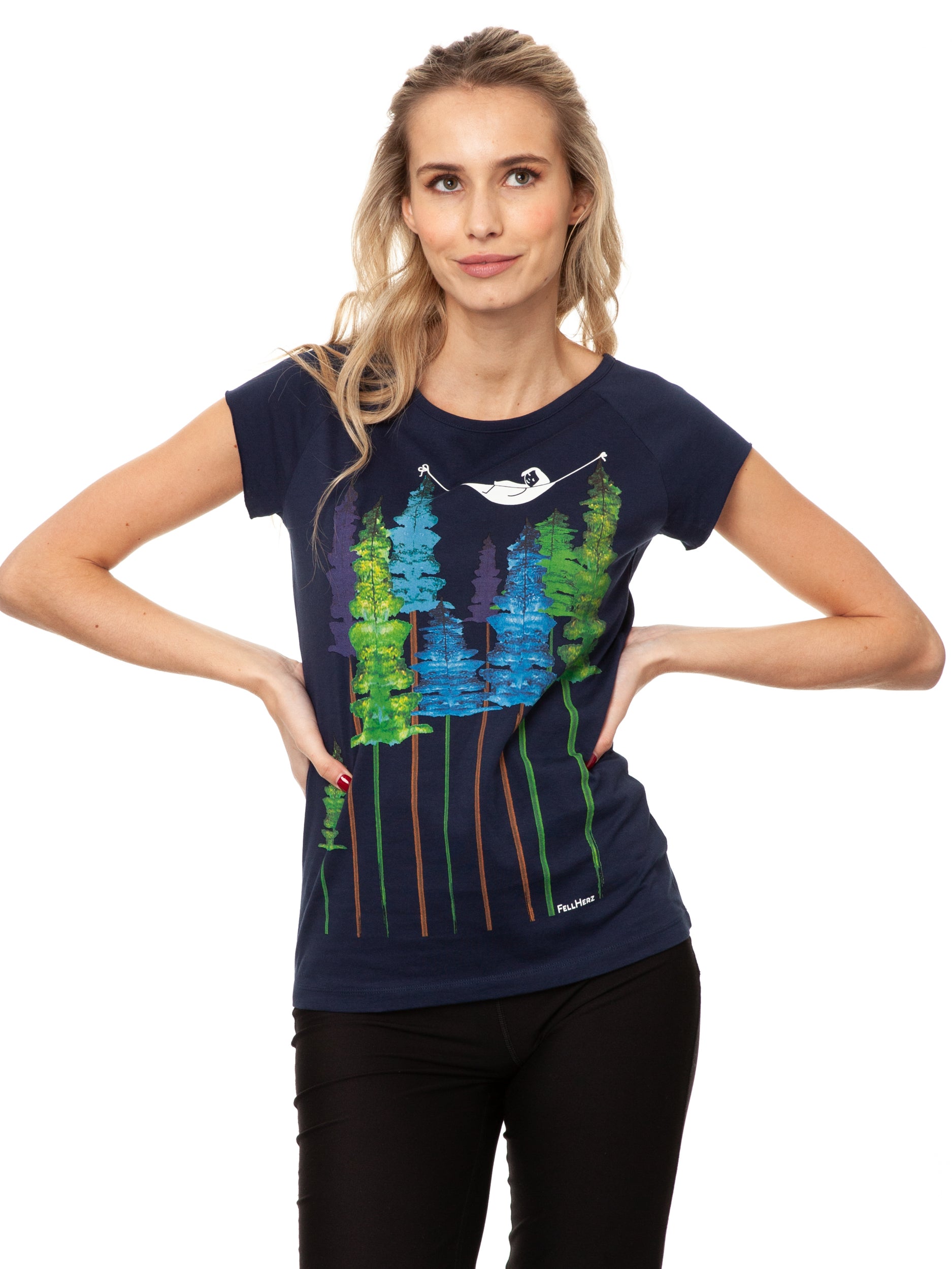 Dunkelblaues Damen T-Shirt aus Bio-Baumwolle, fair und vegan produziert. Raglan-Shirt mit Grafik-Print auf der Vorderseite: Ein Mädchen liegt in einer Hängematte, die in Baum Wipfeln eines Waldes hängt.