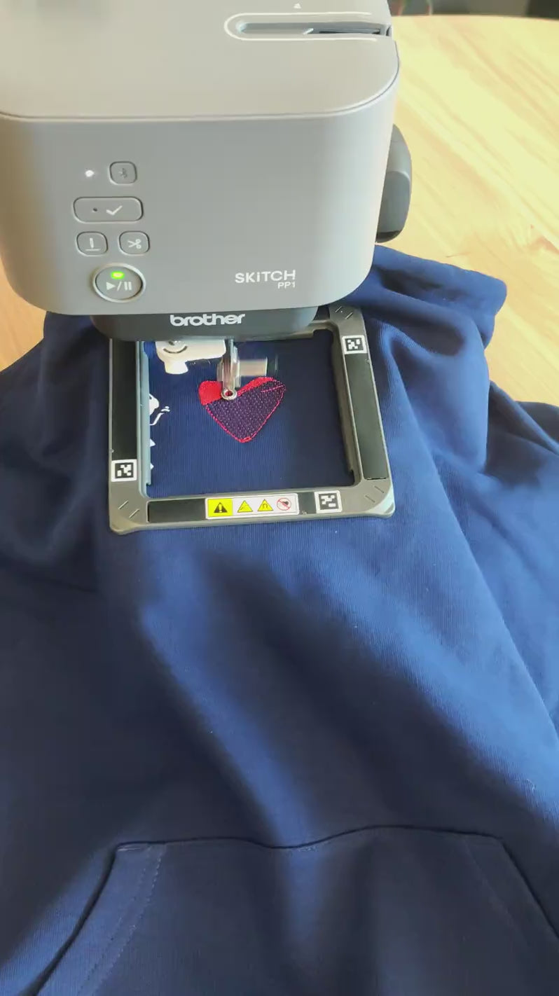Produktvideo: Model trägt den Damen Hoodie Love Stick in Navy