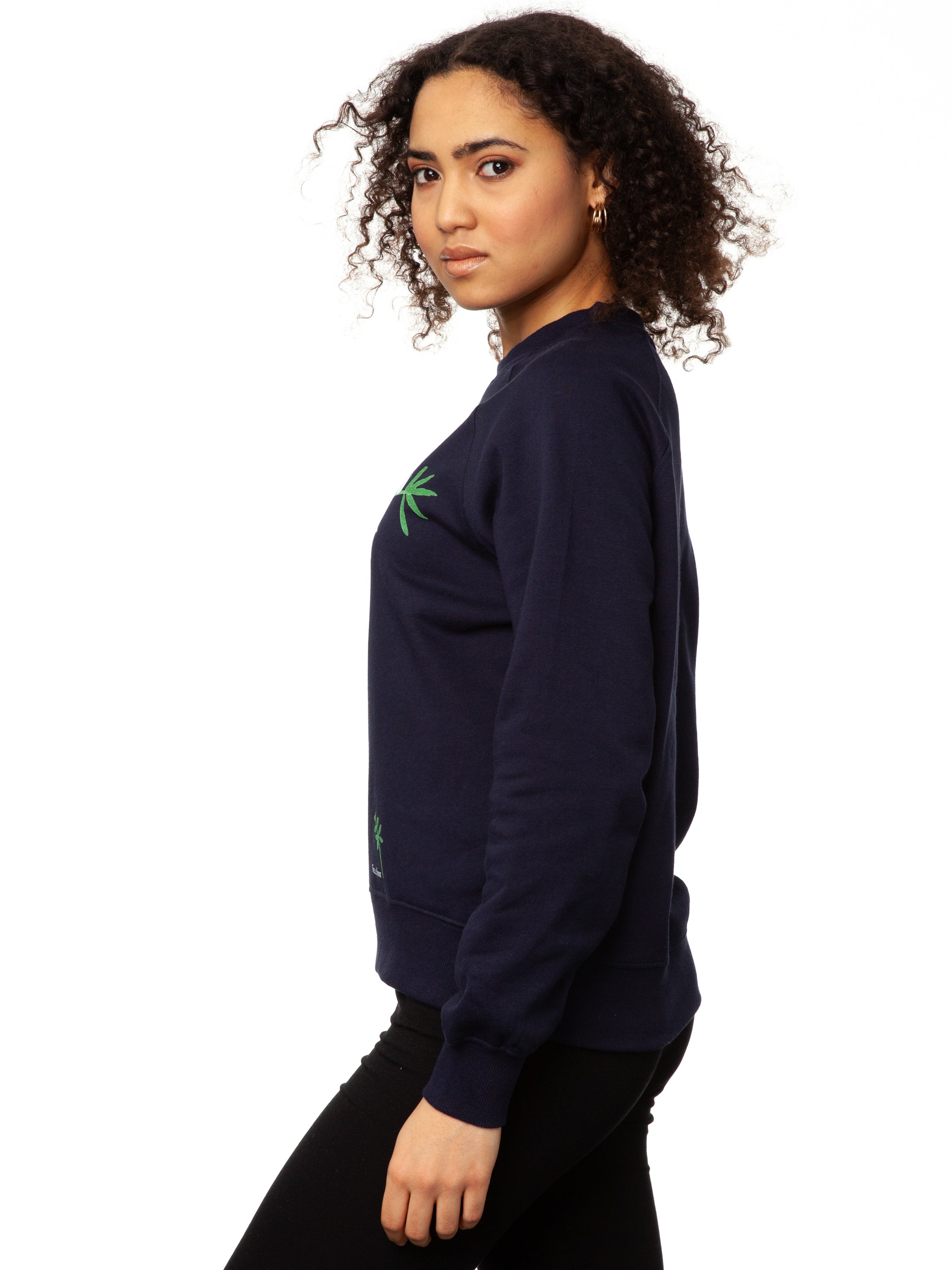 Pullover aus hochwertiger Bio-Baumwolle in dunklem Blau mit einzigartigen FellHerz Faultier-Design in Grün auf der Vorderseite. Die liebevolle Illustration zeigt ein entspanntes Faultier, das sich an einem Zweig festhält, während ein kleines Mädchen daneben sitzt. Dieser nachhaltige Sweater ist ideal für umweltbewusste Modefans und Fair Fashion Liebhaberinnen und bietet einen hohen Tragekomfort.