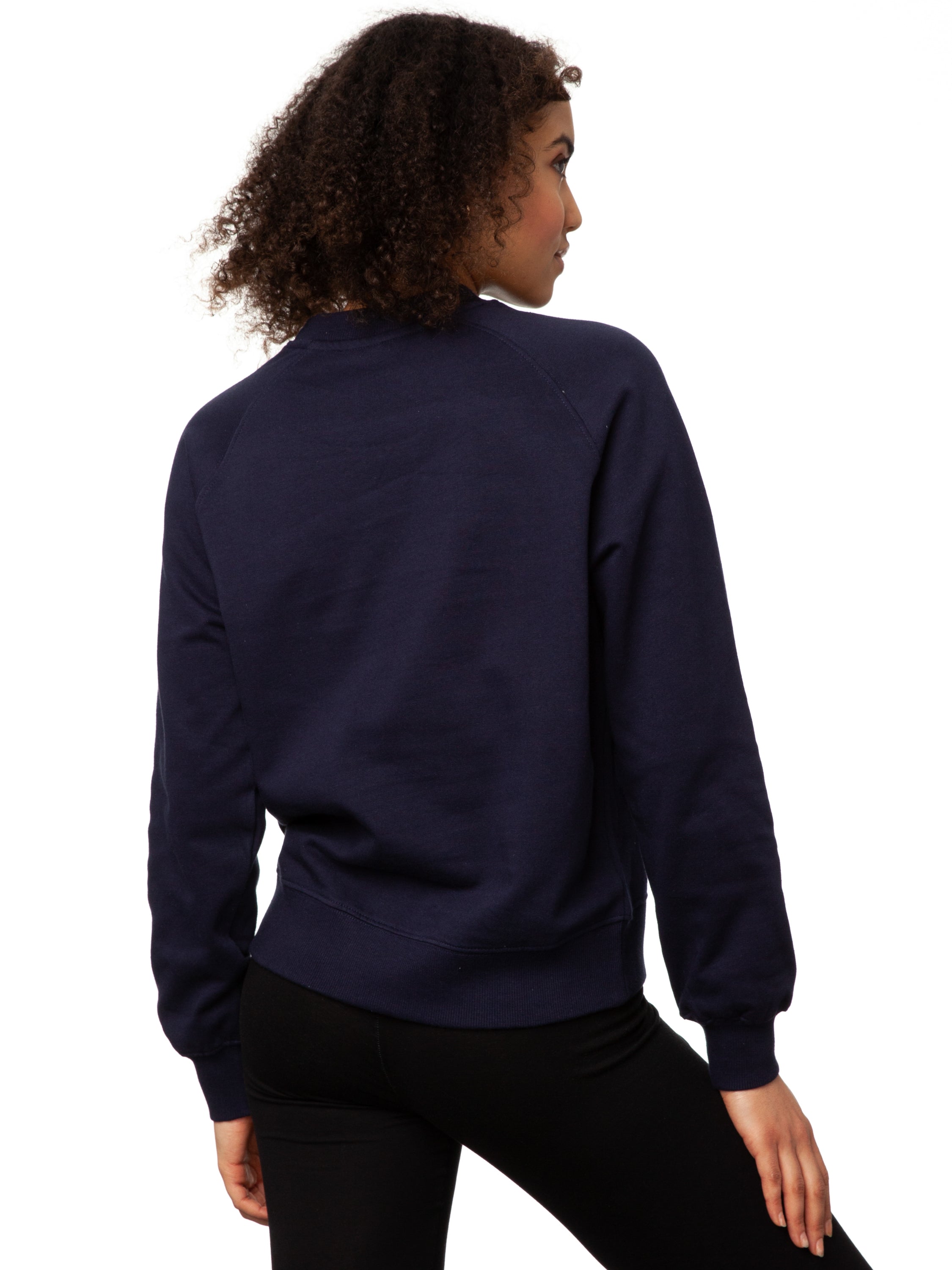 Pullover aus hochwertiger Bio-Baumwolle in dunklem Blau mit einzigartigen FellHerz Faultier-Design in Grün auf der Vorderseite. Die liebevolle Illustration zeigt ein entspanntes Faultier, das sich an einem Zweig festhält, während ein kleines Mädchen daneben sitzt. Dieser nachhaltige Sweater ist ideal für umweltbewusste Modefans und Fair Fashion Liebhaberinnen und bietet einen hohen Tragekomfort.