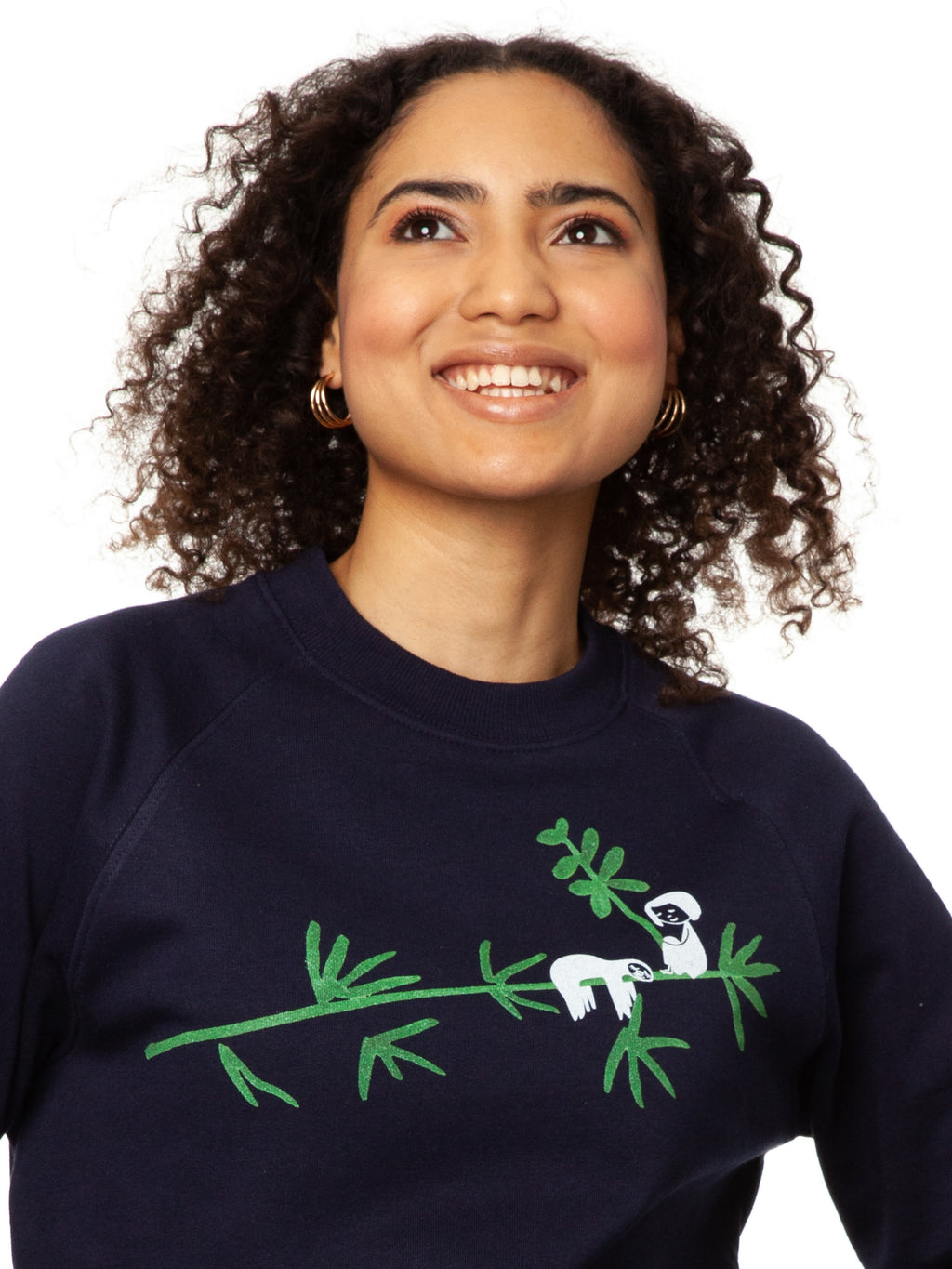 Pullover aus hochwertiger Bio-Baumwolle in dunklem Blau mit einzigartigen FellHerz Faultier-Design in Grün auf der Vorderseite. Die liebevolle Illustration zeigt ein entspanntes Faultier, das sich an einem Zweig festhält, während ein kleines Mädchen daneben sitzt. Dieser nachhaltige Sweater ist ideal für umweltbewusste Modefans und Fair Fashion Liebhaberinnen und bietet einen hohen Tragekomfort.