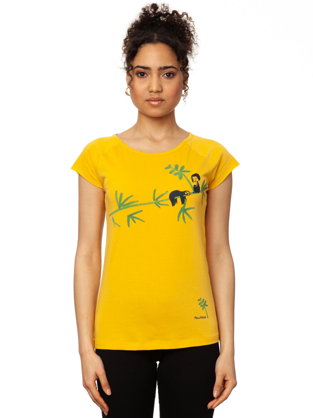 Das Damen T-Shirt aus hochwertiger Bio-Baumwolle in leuchtendem Sonnengelb mit einzigartigen FellHerz Faultier-Design in Grün auf der Vorderseite. Die liebevolle Illustration zeigt ein entspanntes Faultier, das sich an einem Zweig festhält, während ein kleines Mädchen daneben sitzt. Dieses nachhaltige Damen T-Shirt ist ideal für umweltbewusste Modefans und Fair Fashion Liebhaberinnen. Mit kurzen Cap-Sleeves und einem weiten Rundhalsausschnitt bietet das bequeme Baumwollshirt hohen Tragekomfort.