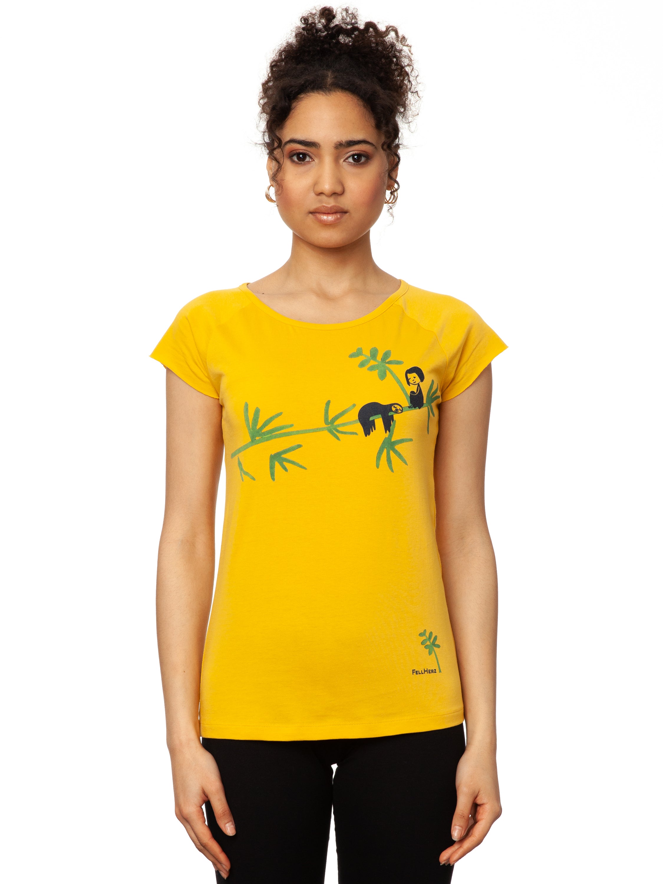 Das Damen T-Shirt aus hochwertiger Bio-Baumwolle in leuchtendem Sonnengelb mit einzigartigen FellHerz Faultier-Design in Grün auf der Vorderseite. Die liebevolle Illustration zeigt ein entspanntes Faultier, das sich an einem Zweig festhält, während ein kleines Mädchen daneben sitzt. Dieses nachhaltige Damen T-Shirt ist ideal für umweltbewusste Modefans und Fair Fashion Liebhaberinnen. Mit kurzen Cap-Sleeves und einem weiten Rundhalsausschnitt bietet das bequeme Baumwollshirt hohen Tragekomfort.