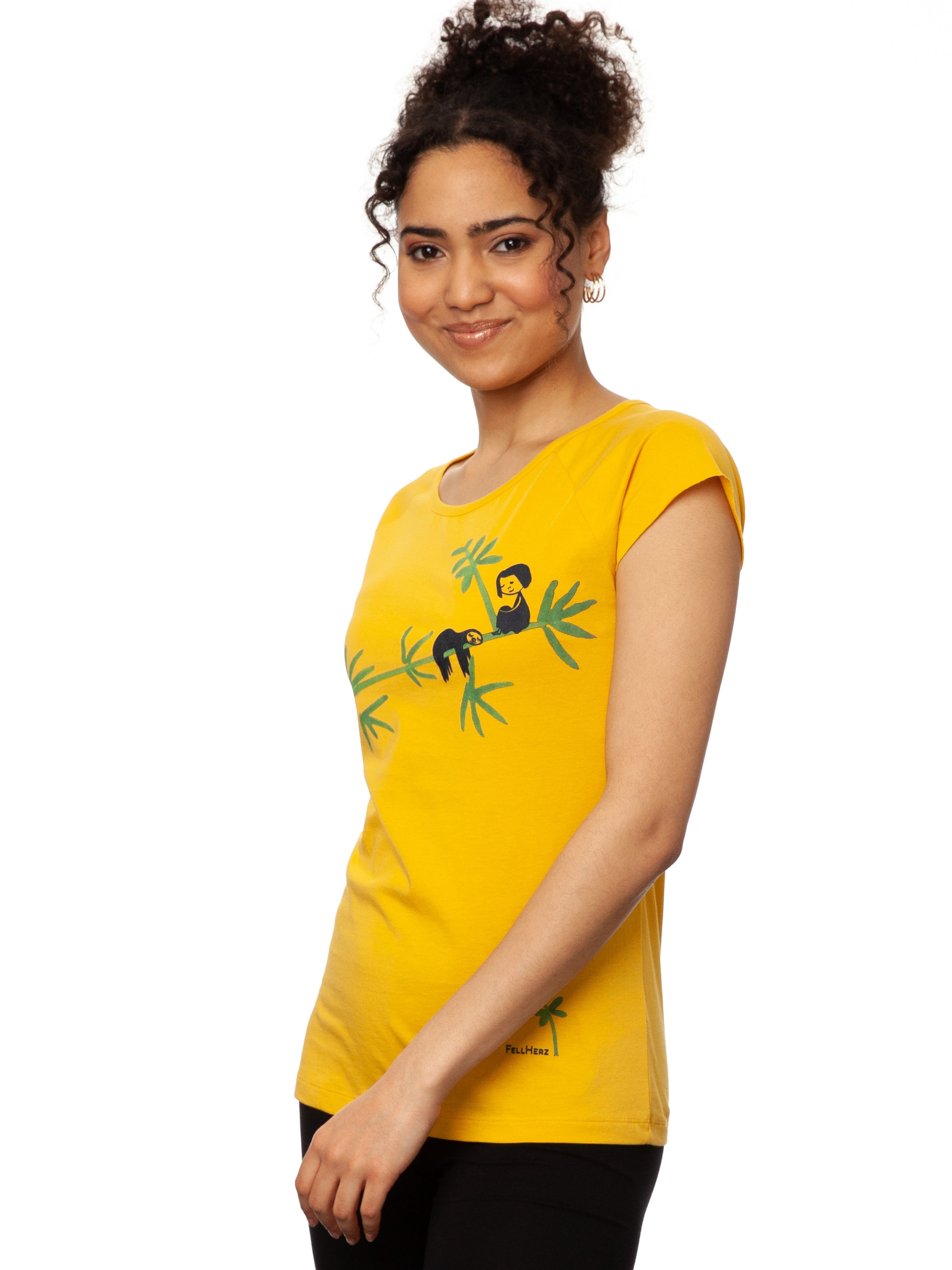 Das Damen T-Shirt aus hochwertiger Bio-Baumwolle in leuchtendem Sonnengelb mit einzigartigen FellHerz Faultier-Design in Grün auf der Vorderseite. Die liebevolle Illustration zeigt ein entspanntes Faultier, das sich an einem Zweig festhält, während ein kleines Mädchen daneben sitzt. Dieses nachhaltige Damen T-Shirt ist ideal für umweltbewusste Modefans und Fair Fashion Liebhaberinnen. Mit kurzen Cap-Sleeves und einem weiten Rundhalsausschnitt bietet das bequeme Baumwollshirt hohen Tragekomfort.