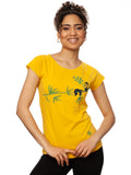 Das Damen T-Shirt aus hochwertiger Bio-Baumwolle in leuchtendem Sonnengelb mit einzigartigen FellHerz Faultier-Design in Grün auf der Vorderseite. Die liebevolle Illustration zeigt ein entspanntes Faultier, das sich an einem Zweig festhält, während ein kleines Mädchen daneben sitzt. Dieses nachhaltige Damen T-Shirt ist ideal für umweltbewusste Modefans und Fair Fashion Liebhaberinnen. Mit kurzen Cap-Sleeves und einem weiten Rundhalsausschnitt bietet das bequeme Baumwollshirt hohen Tragekomfort.