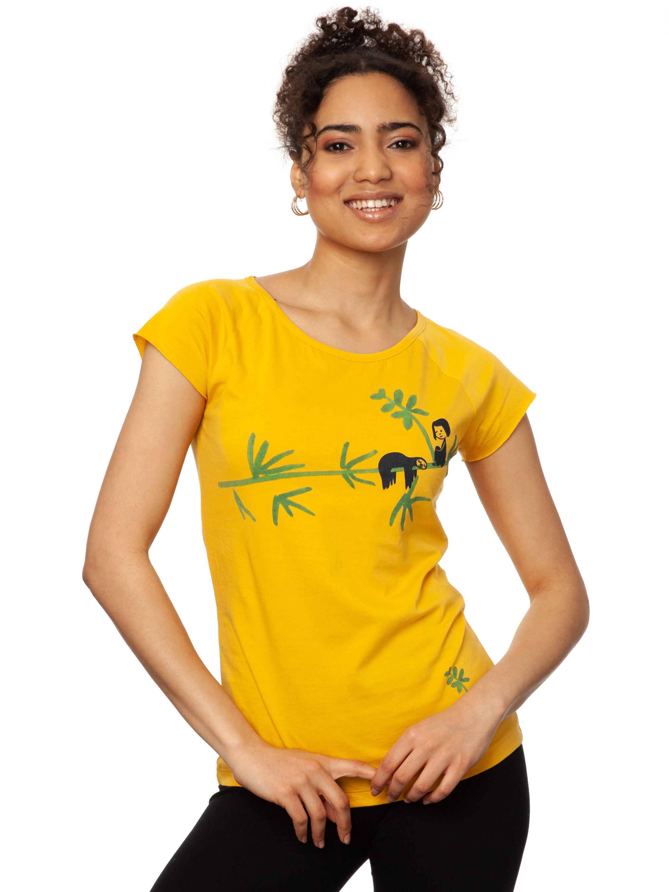 Das Damen T-Shirt aus hochwertiger Bio-Baumwolle in leuchtendem Sonnengelb mit einzigartigen FellHerz Faultier-Design in Grün auf der Vorderseite. Die liebevolle Illustration zeigt ein entspanntes Faultier, das sich an einem Zweig festhält, während ein kleines Mädchen daneben sitzt. Dieses nachhaltige Damen T-Shirt ist ideal für umweltbewusste Modefans und Fair Fashion Liebhaberinnen. Mit kurzen Cap-Sleeves und einem weiten Rundhalsausschnitt bietet das bequeme Baumwollshirt hohen Tragekomfort.