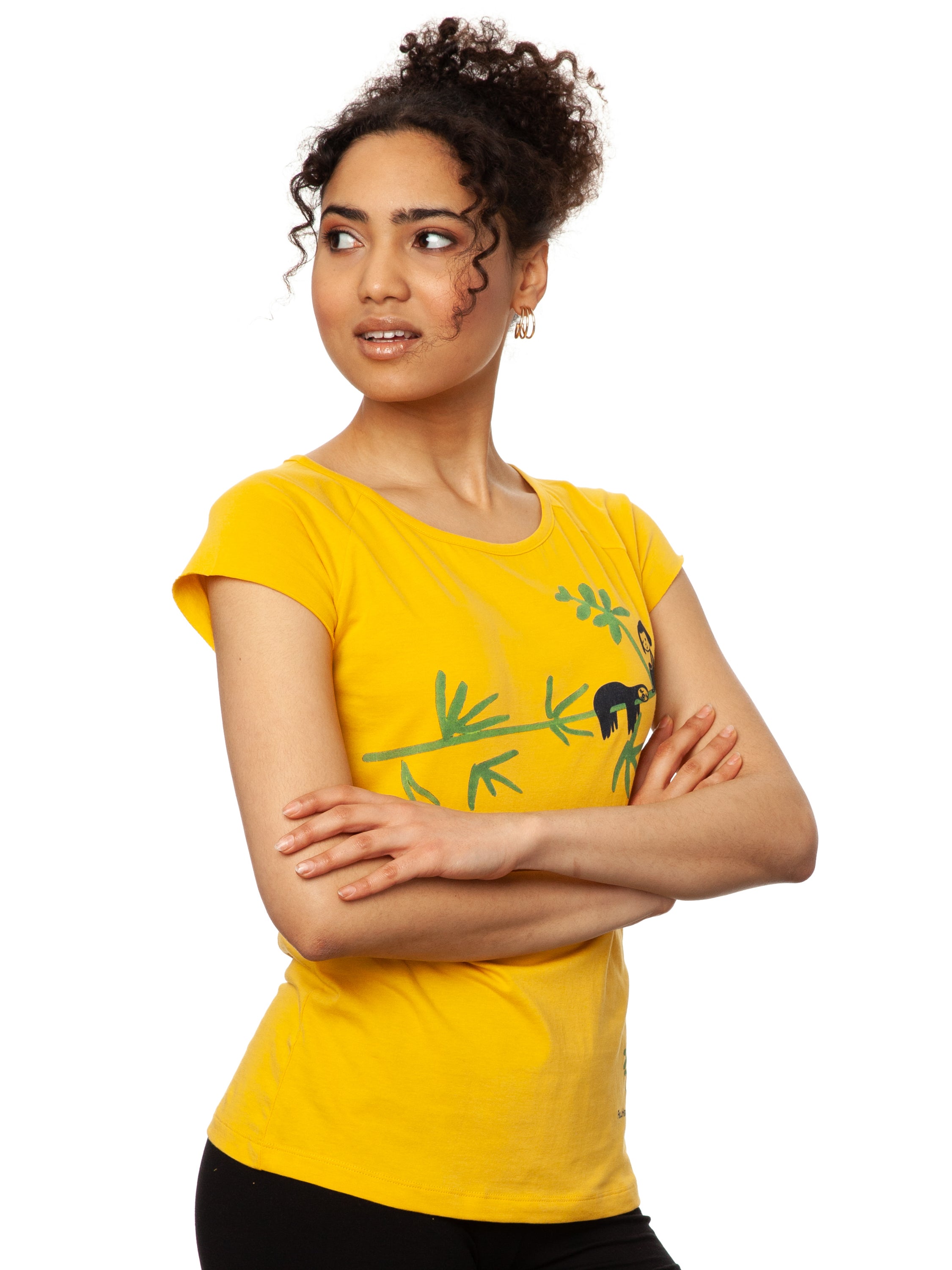 Das Damen T-Shirt aus hochwertiger Bio-Baumwolle in leuchtendem Sonnengelb mit einzigartigen FellHerz Faultier-Design in Grün auf der Vorderseite. Die liebevolle Illustration zeigt ein entspanntes Faultier, das sich an einem Zweig festhält, während ein kleines Mädchen daneben sitzt. Dieses nachhaltige Damen T-Shirt ist ideal für umweltbewusste Modefans und Fair Fashion Liebhaberinnen. Mit kurzen Cap-Sleeves und einem weiten Rundhalsausschnitt bietet das bequeme Baumwollshirt hohen Tragekomfort.