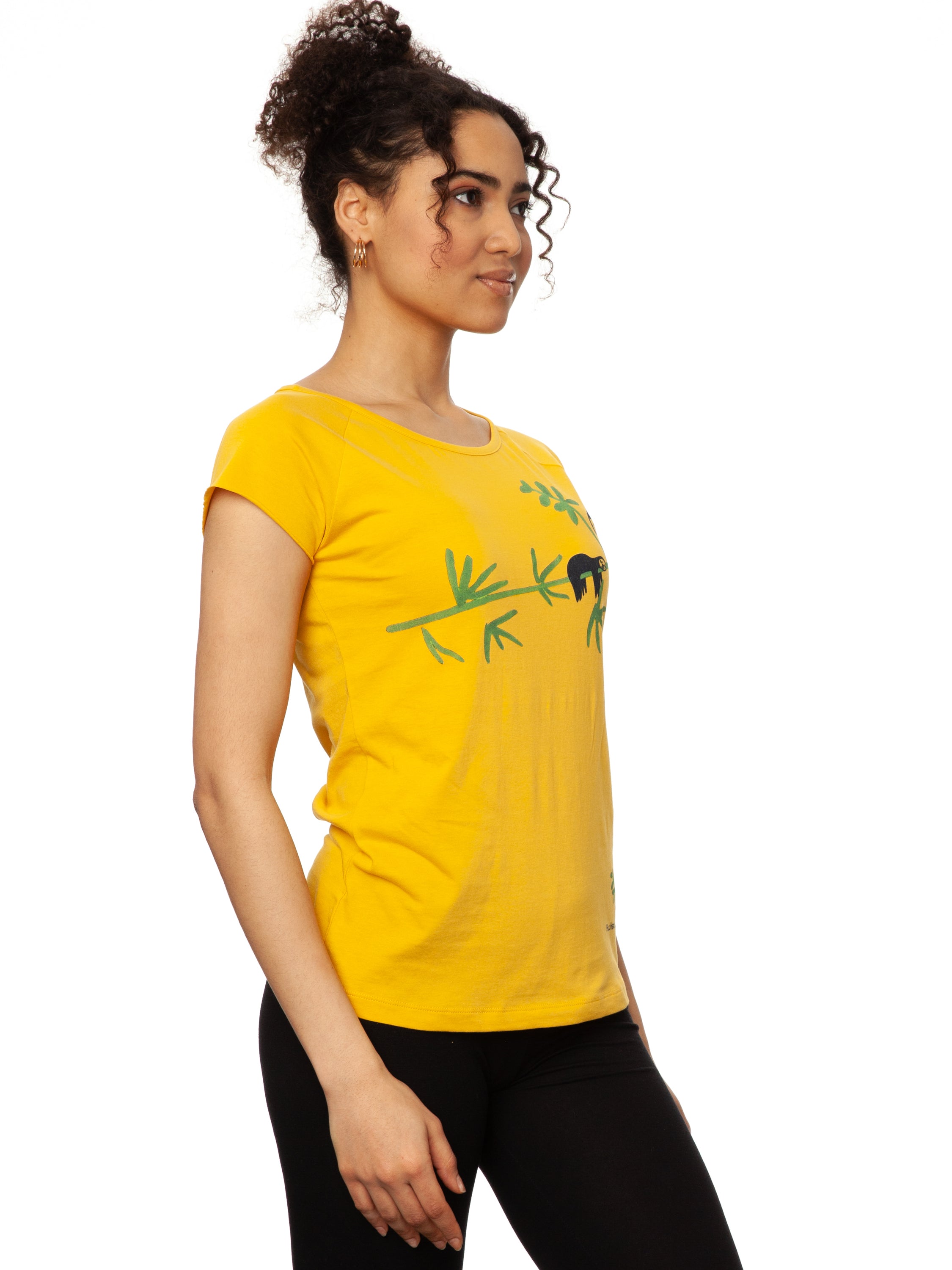 Das Damen T-Shirt aus hochwertiger Bio-Baumwolle in leuchtendem Sonnengelb mit einzigartigen FellHerz Faultier-Design in Grün auf der Vorderseite. Die liebevolle Illustration zeigt ein entspanntes Faultier, das sich an einem Zweig festhält, während ein kleines Mädchen daneben sitzt. Dieses nachhaltige Damen T-Shirt ist ideal für umweltbewusste Modefans und Fair Fashion Liebhaberinnen. Mit kurzen Cap-Sleeves und einem weiten Rundhalsausschnitt bietet das bequeme Baumwollshirt hohen Tragekomfort.