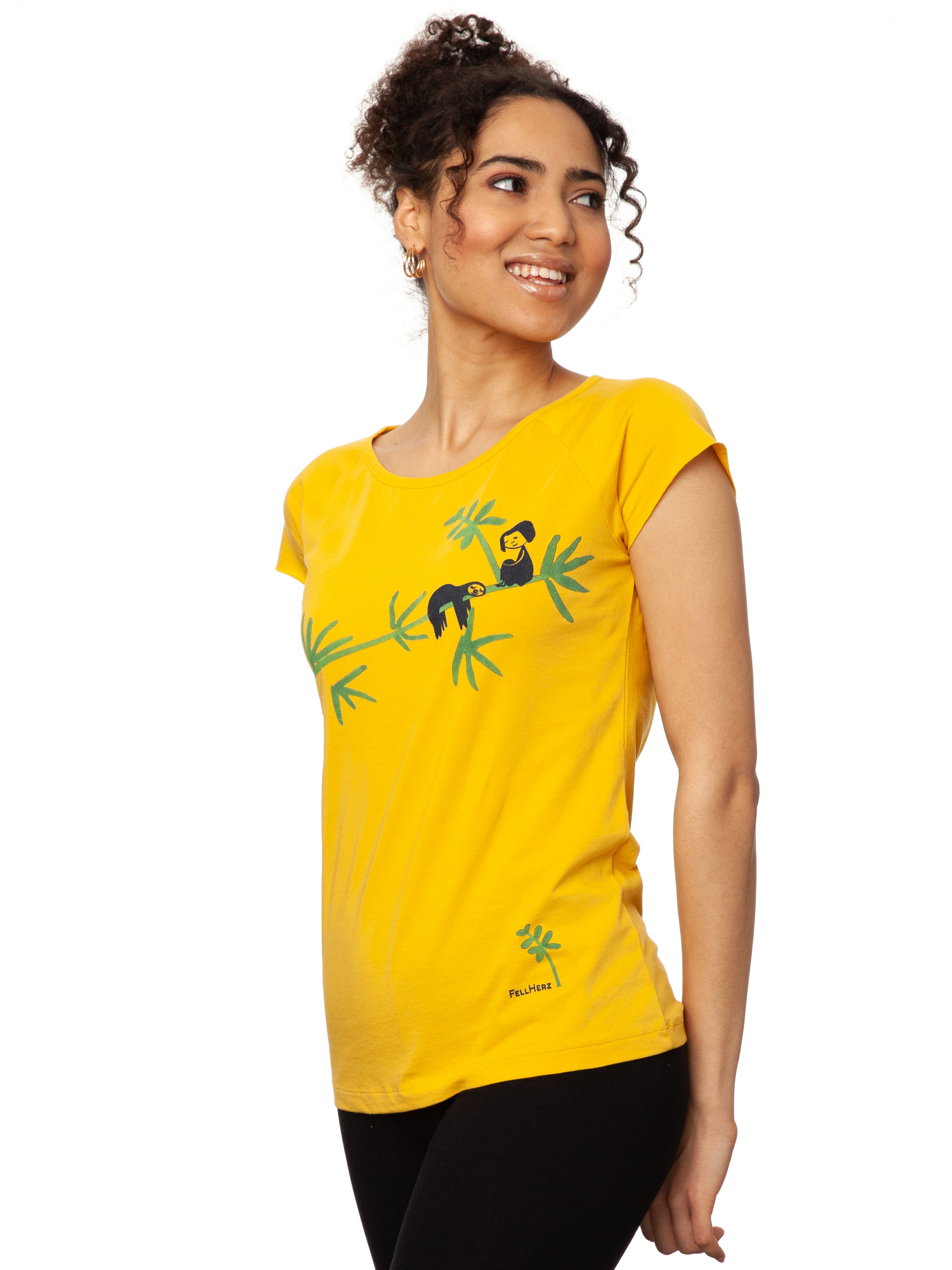 Das Damen T-Shirt aus hochwertiger Bio-Baumwolle in leuchtendem Sonnengelb mit einzigartigen FellHerz Faultier-Design in Grün auf der Vorderseite. Die liebevolle Illustration zeigt ein entspanntes Faultier, das sich an einem Zweig festhält, während ein kleines Mädchen daneben sitzt. Dieses nachhaltige Damen T-Shirt ist ideal für umweltbewusste Modefans und Fair Fashion Liebhaberinnen. Mit kurzen Cap-Sleeves und einem weiten Rundhalsausschnitt bietet das bequeme Baumwollshirt hohen Tragekomfort.