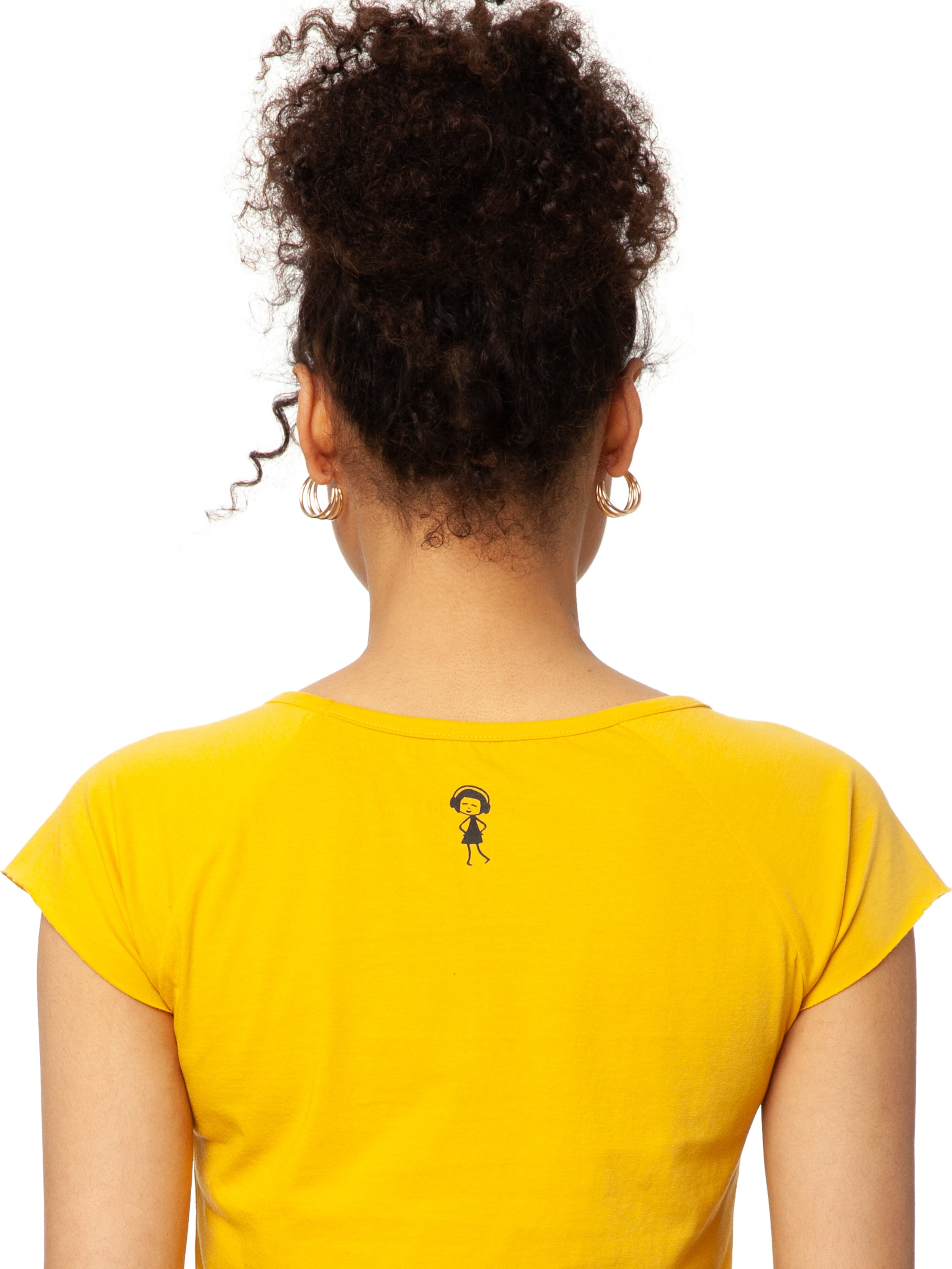 Das Damen T-Shirt aus hochwertiger Bio-Baumwolle in leuchtendem Sonnengelb mit einzigartigen FellHerz Faultier-Design in Grün auf der Vorderseite. Die liebevolle Illustration zeigt ein entspanntes Faultier, das sich an einem Zweig festhält, während ein kleines Mädchen daneben sitzt. Dieses nachhaltige Damen T-Shirt ist ideal für umweltbewusste Modefans und Fair Fashion Liebhaberinnen. Mit kurzen Cap-Sleeves und einem weiten Rundhalsausschnitt bietet das bequeme Baumwollshirt hohen Tragekomfort.