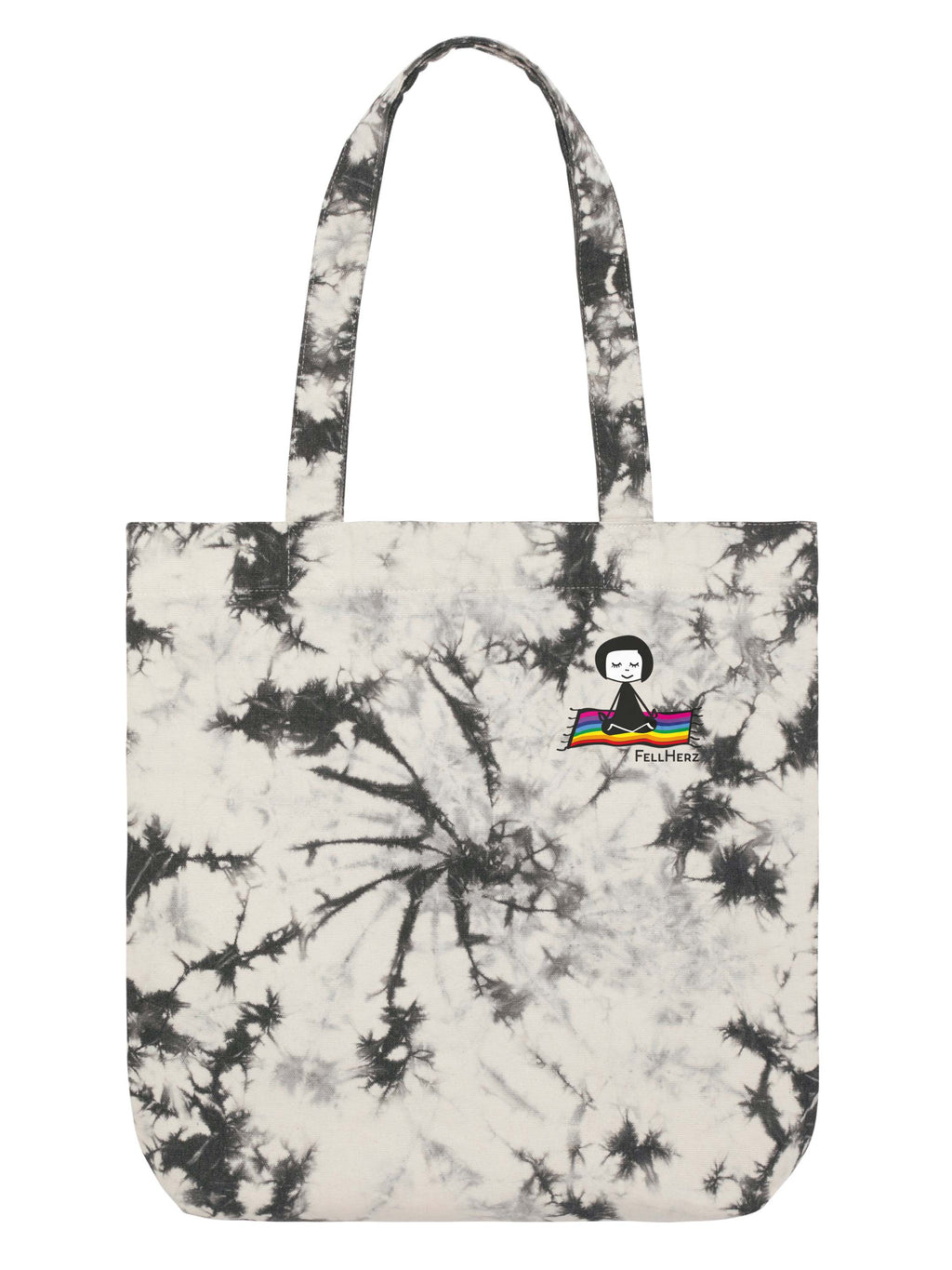 Schwarz weiße Batik‑Tote‑Bag ‘Ommm’ in handgefärbtem Tie‑Dye‑Muster, ca. 37 × 39 cm, aus 300 g/m² Canvas (80 % recycelte Baumwolle, 20 % recycelter Polyester), mit robust verstärkten Kanten, extra Volumen durch Bodennaht und digitalem Ommm‑Print, auf dem ein Mädchen auf einem regenbogenfarbenen Teppich fliegt – fair produziert (Fair Wear), vorgewaschen, waschbar bei 30 °C