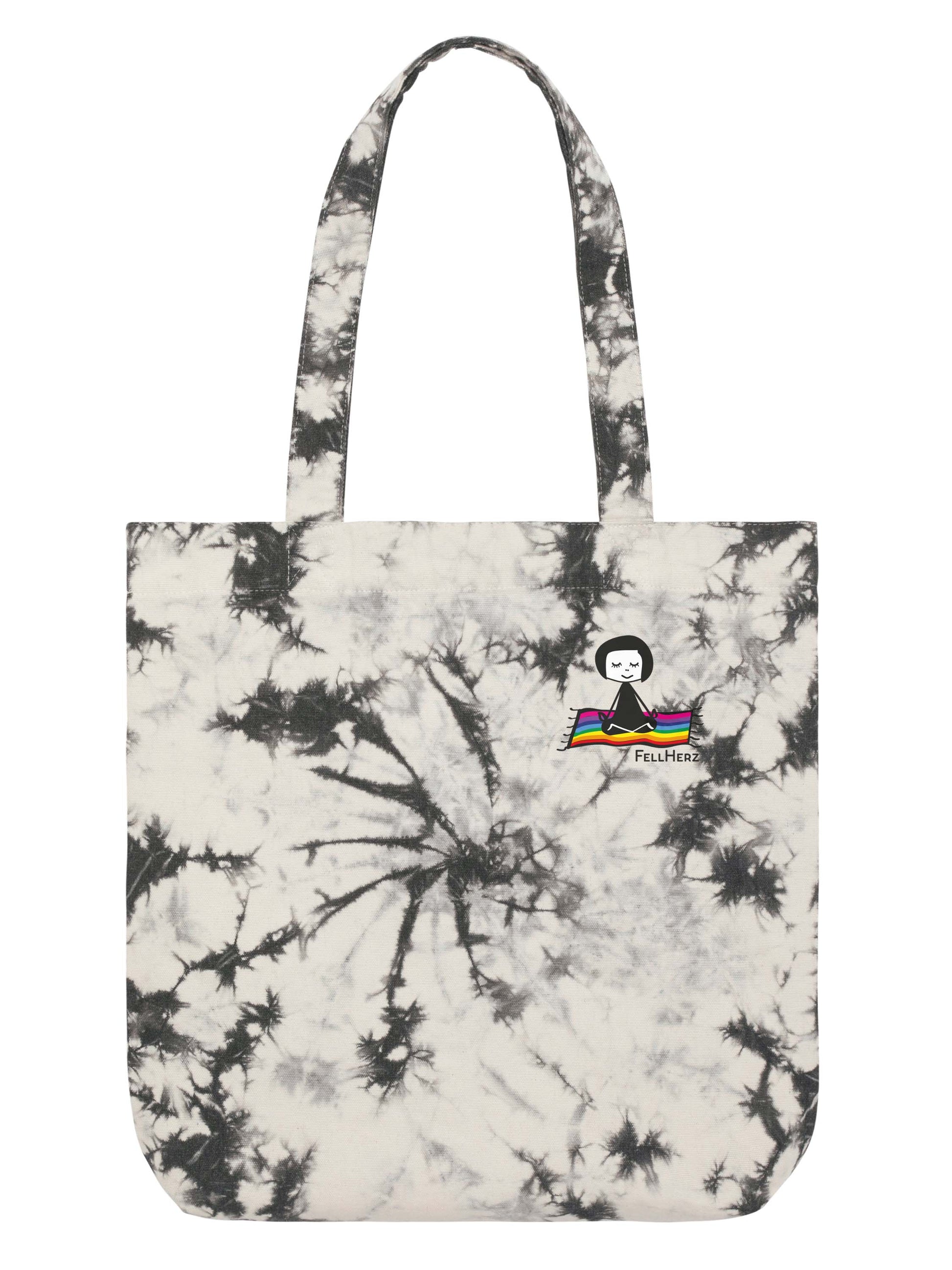 Schwarz weiße Batik‑Tote‑Bag ‘Ommm’ in handgefärbtem Tie‑Dye‑Muster, ca. 37 × 39 cm, aus 300 g/m² Canvas (80 % recycelte Baumwolle, 20 % recycelter Polyester), mit robust verstärkten Kanten, extra Volumen durch Bodennaht und digitalem Ommm‑Print, auf dem ein Mädchen auf einem regenbogenfarbenen Teppich fliegt – fair produziert (Fair Wear), vorgewaschen, waschbar bei 30 °C
