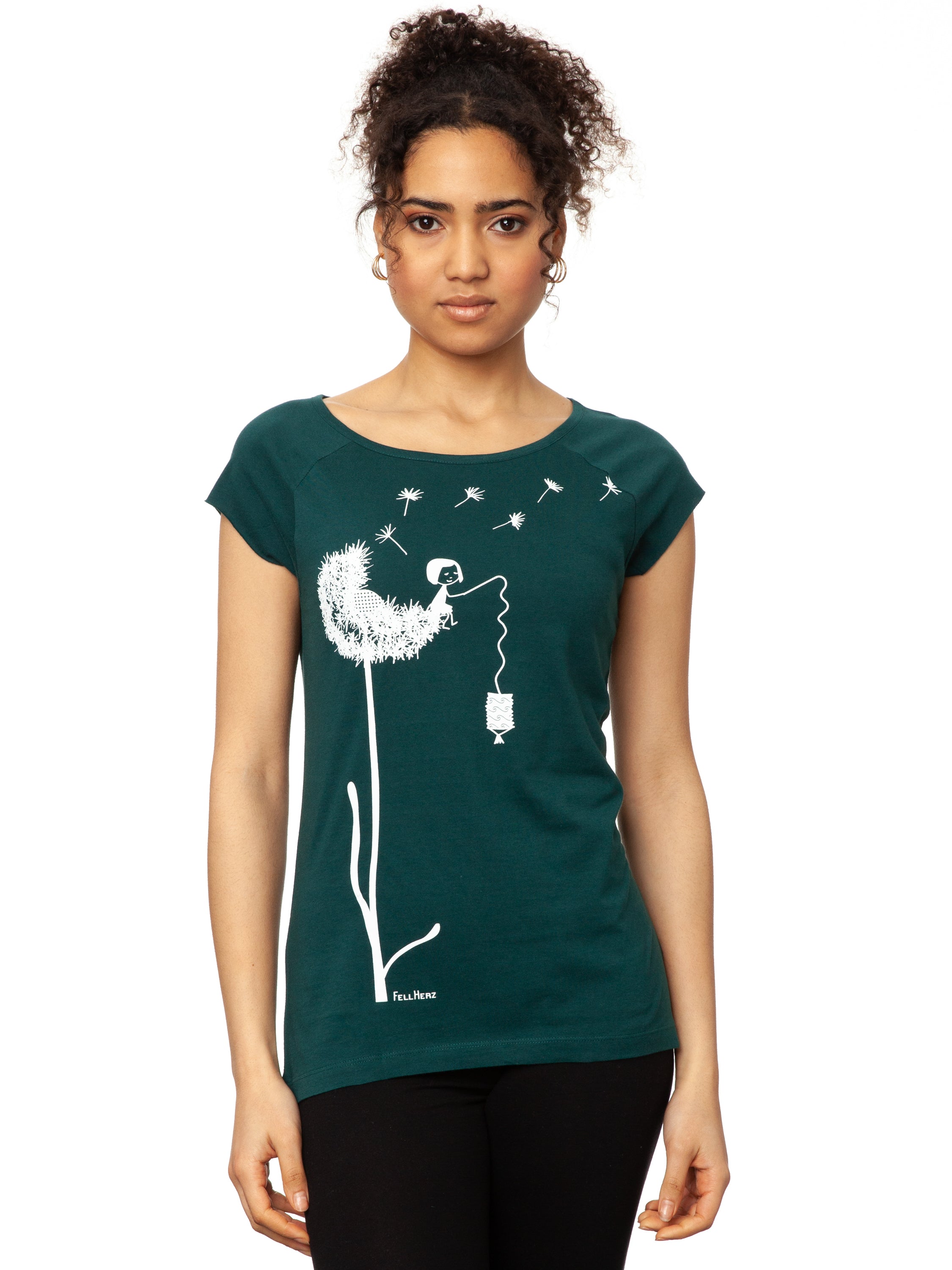 Das Damen T-Shirt in tiefem Petrolgrün besticht durch sein kreatives, weißes FellHerz-Pusteblumen-Print-Design auf der Vorderseite. Die Illustration zeigt ein Mädchen, das mit einer Laterne auf der Blume sitzt. Pusteblumen Samen fliegen davon. Das leicht taillierte Shirt hat kurze Cap-Sleeves, einen weiten Rundhalsausschnitt, besteht aus weicher, nachhaltiger Bio-Baumwolle und ist fair und vegan produziert. 