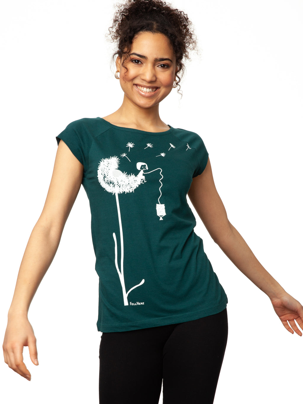Das Damen T-Shirt in tiefem Petrolgrün besticht durch sein kreatives, weißes FellHerz-Pusteblumen-Print-Design auf der Vorderseite. Die Illustration zeigt ein Mädchen, das mit einer Laterne auf der Blume sitzt. Pusteblumen Samen fliegen davon. Das leicht taillierte Shirt hat kurze Cap-Sleeves, einen weiten Rundhalsausschnitt, besteht aus weicher, nachhaltiger Bio-Baumwolle und ist fair und vegan produziert. 