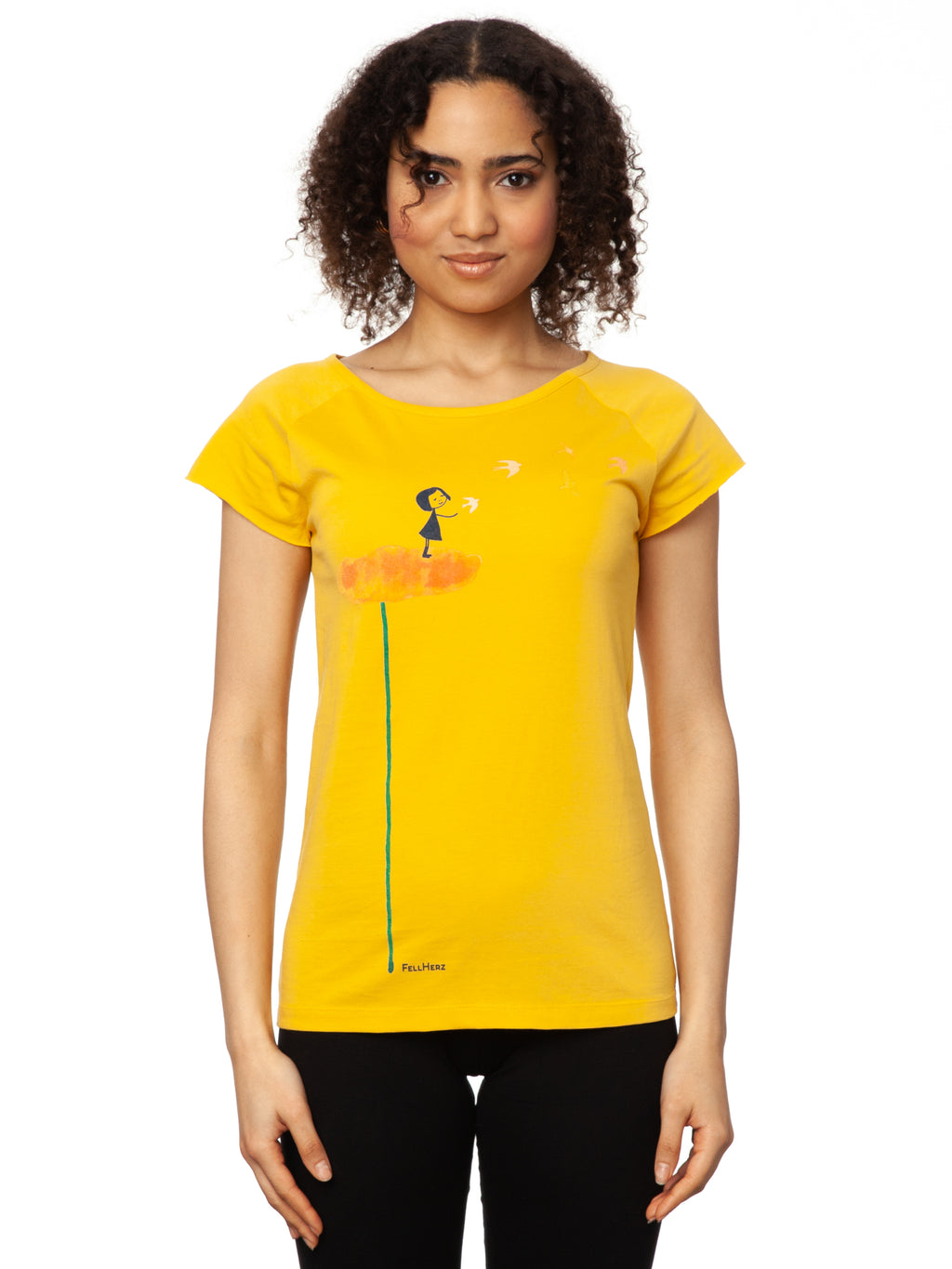 Gelbes nachhaltiges FellHerz Damen T-Shirt aus Bio-Baumwolle, fair und vegan produziert. Raglan-Shirt mit Schwalbenzug Grafik-Print auf der Vorderseite: Ein Mädchen steht auf einer orangen Blume und es fliegen Vögel davon.