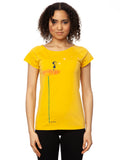 Gelbes nachhaltiges FellHerz Damen T-Shirt aus Bio-Baumwolle, fair und vegan produziert. Raglan-Shirt mit Schwalbenzug Grafik-Print auf der Vorderseite: Ein Mädchen steht auf einer orangen Blume und es fliegen Vögel davon.