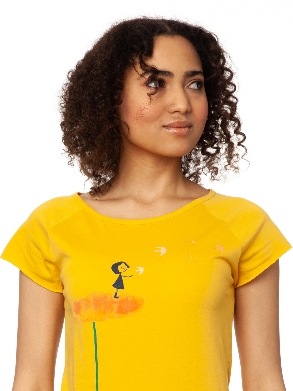 Gelbes nachhaltiges Damen T-Shirt aus Bio-Baumwolle, fair und vegan produziert. Raglan-Shirt mit Grafik-Print auf der Vorderseite: Ein Mädchen steht auf einer orangen Blume und es fliegen Vögel davon.