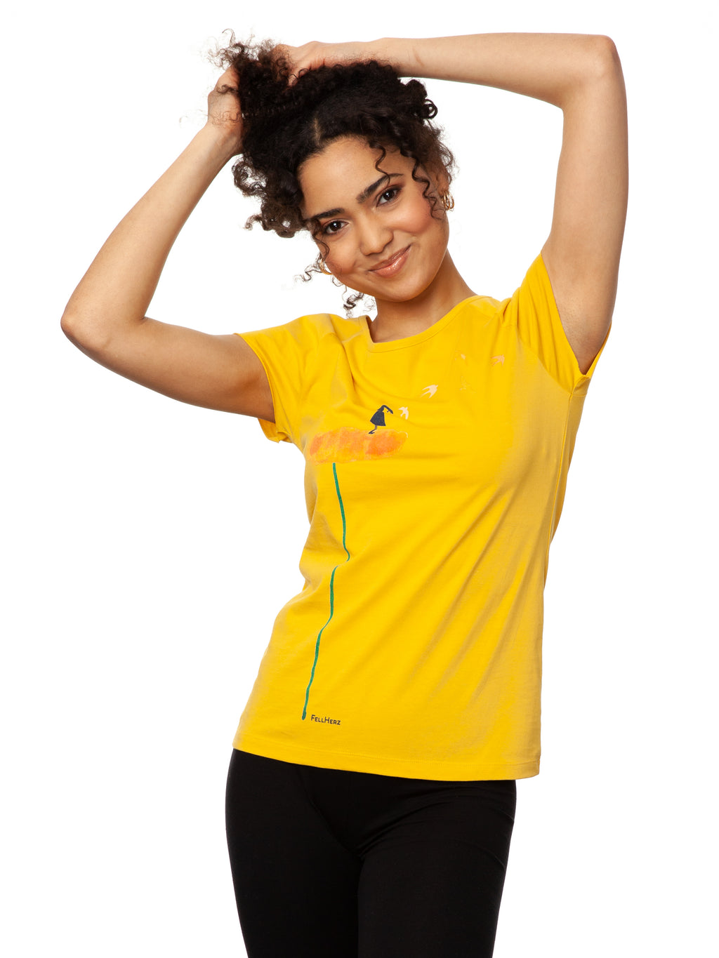 Gelbes nachhaltiges Damen T-Shirt aus Bio-Baumwolle, fair und vegan produziert. Raglan-Shirt mit Grafik-Print auf der Vorderseite: Ein Mädchen steht auf einer orangen Blume und es fliegen Vögel davon.
