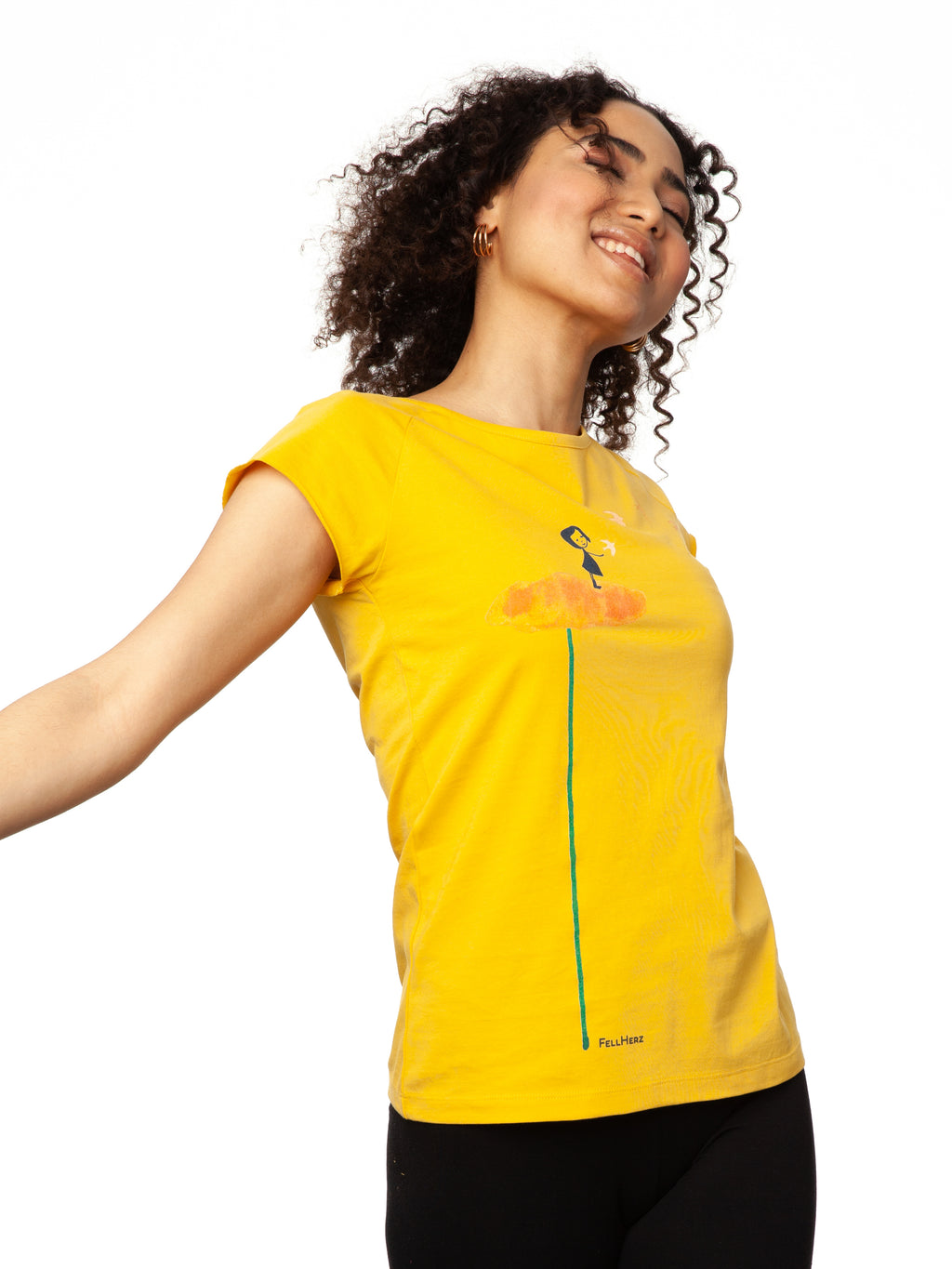 Gelbes nachhaltiges Damen T-Shirt aus Bio-Baumwolle, fair und vegan produziert. Raglan-Shirt mit Grafik-Print auf der Vorderseite: Ein Mädchen steht auf einer orangen Blume und es fliegen Vögel davon.