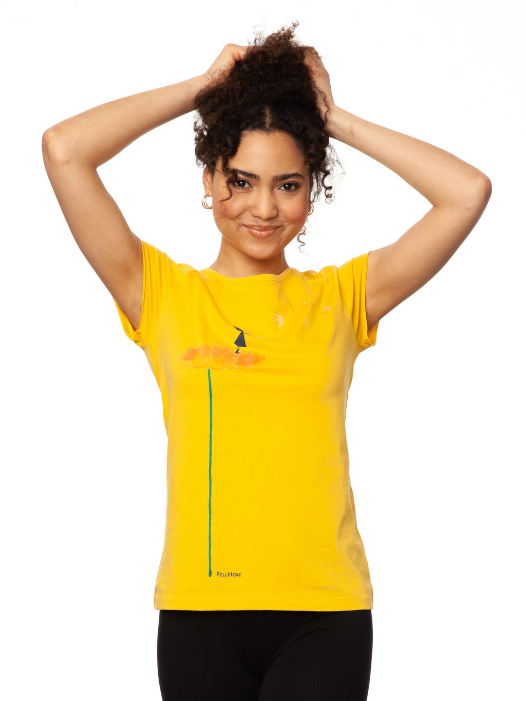 Gelbes nachhaltiges Damen T-Shirt aus Bio-Baumwolle, fair und vegan produziert. Raglan-Shirt mit Grafik-Print auf der Vorderseite: Ein Mädchen steht auf einer orangen Blume und es fliegen Vögel davon.