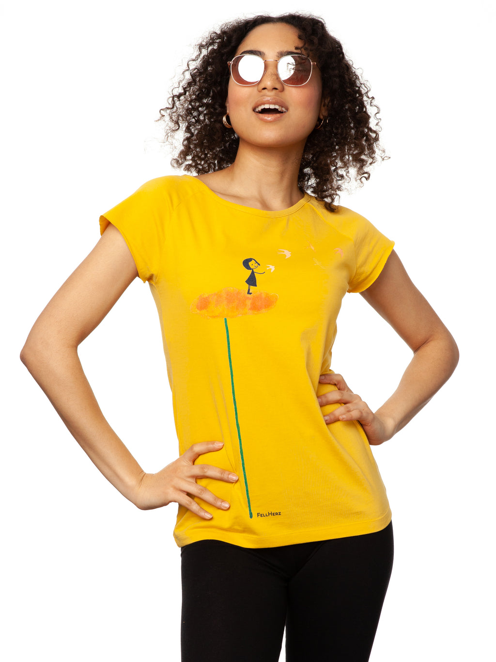 Gelbes nachhaltiges Damen T-Shirt aus Bio-Baumwolle, fair und vegan produziert. Raglan-Shirt mit Grafik-Print auf der Vorderseite: Ein Mädchen steht auf einer orangen Blume und es fliegen Vögel davon.