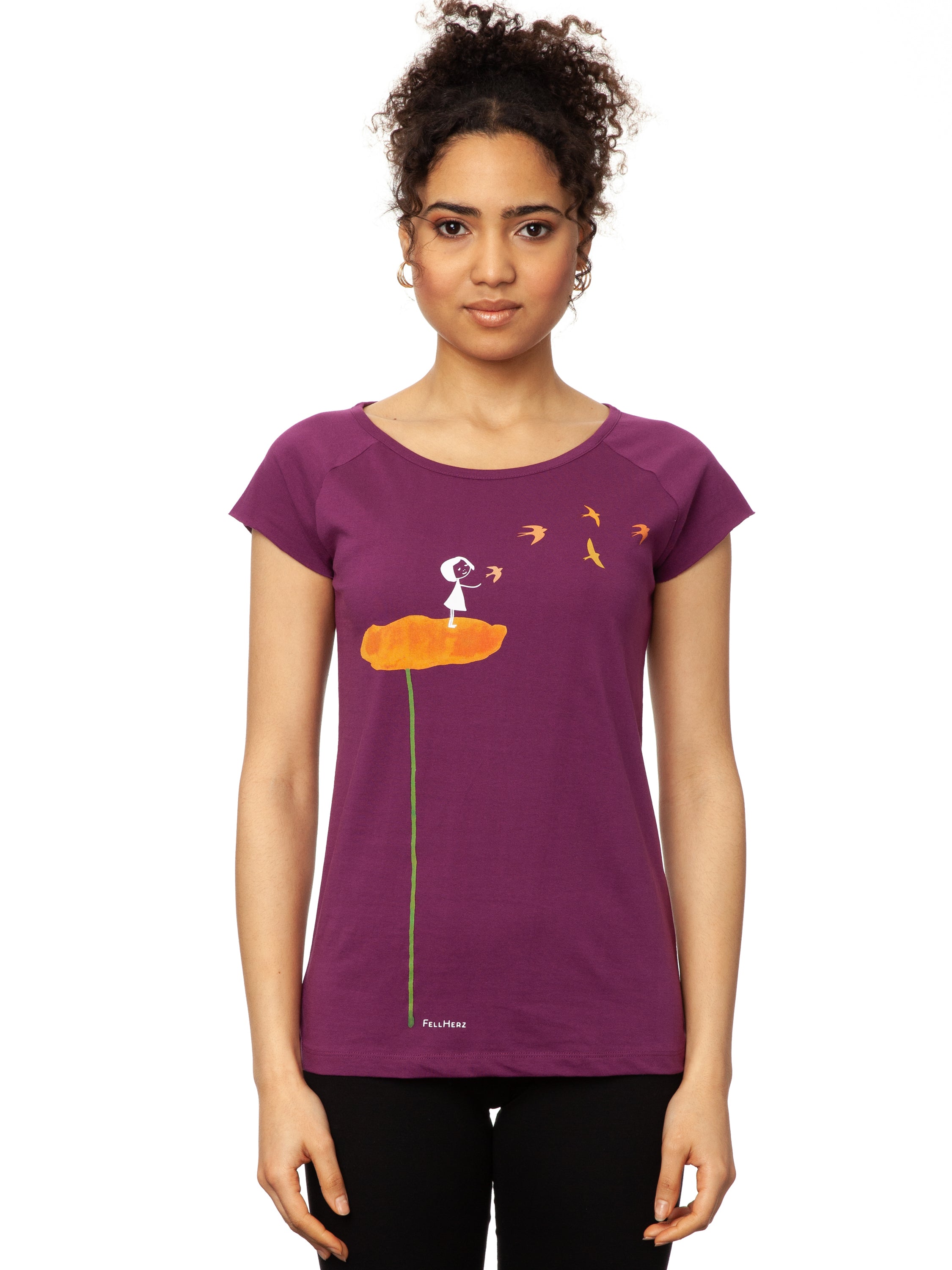 lila nachhaltiges Damen T-Shirt aus Bio-Baumwolle, fair und vegan produziert. Raglan-Shirt mit Grafik-Print auf der Vorderseite: Ein Mädchen steht auf einer orangen Blume und es fliegen Vögel davon.