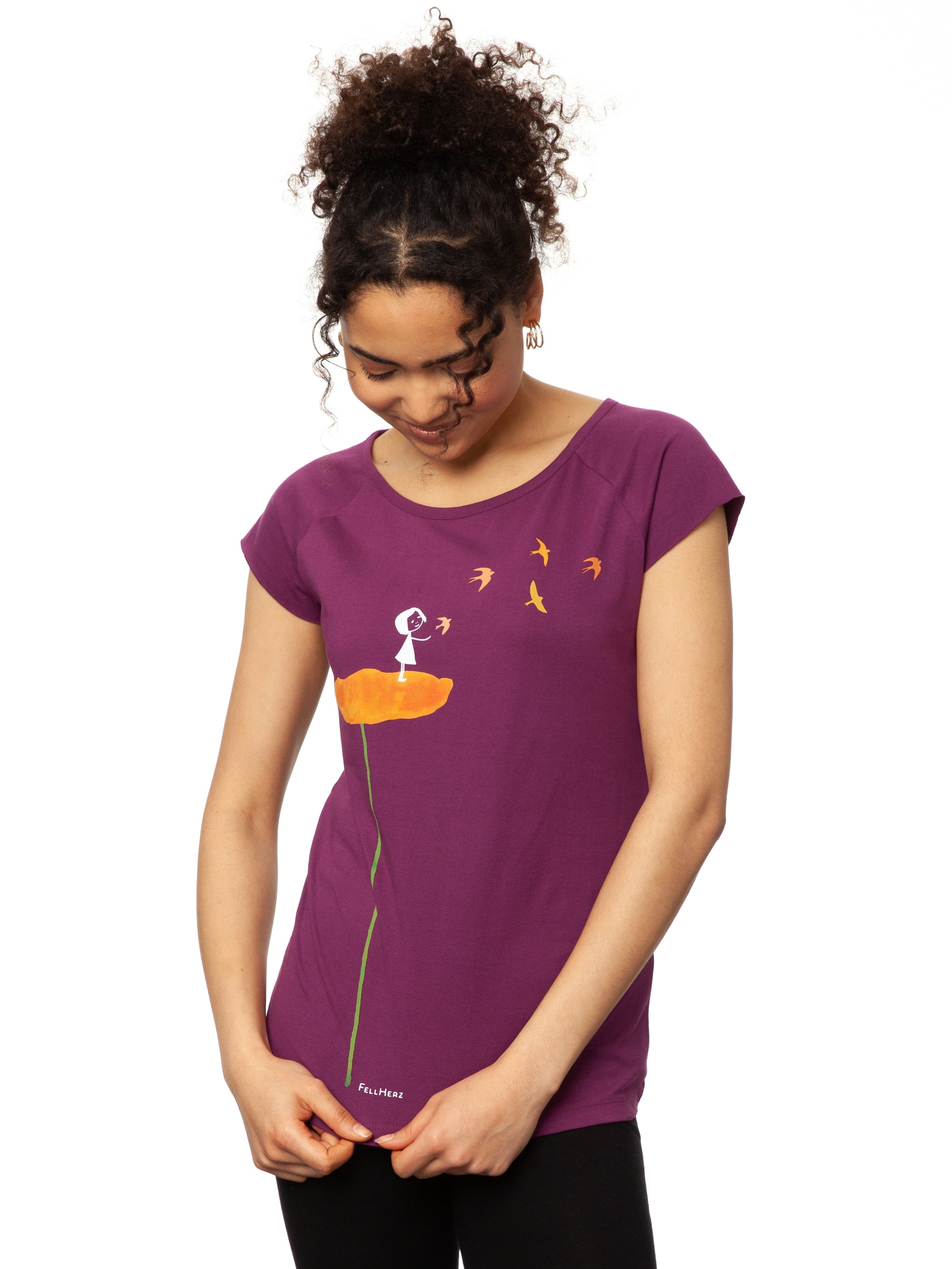 lila nachhaltiges Damen T-Shirt aus Bio-Baumwolle, fair und vegan produziert. Raglan-Shirt mit Grafik-Print auf der Vorderseite: Ein Mädchen steht auf einer orangen Blume und es fliegen Vögel davon.
