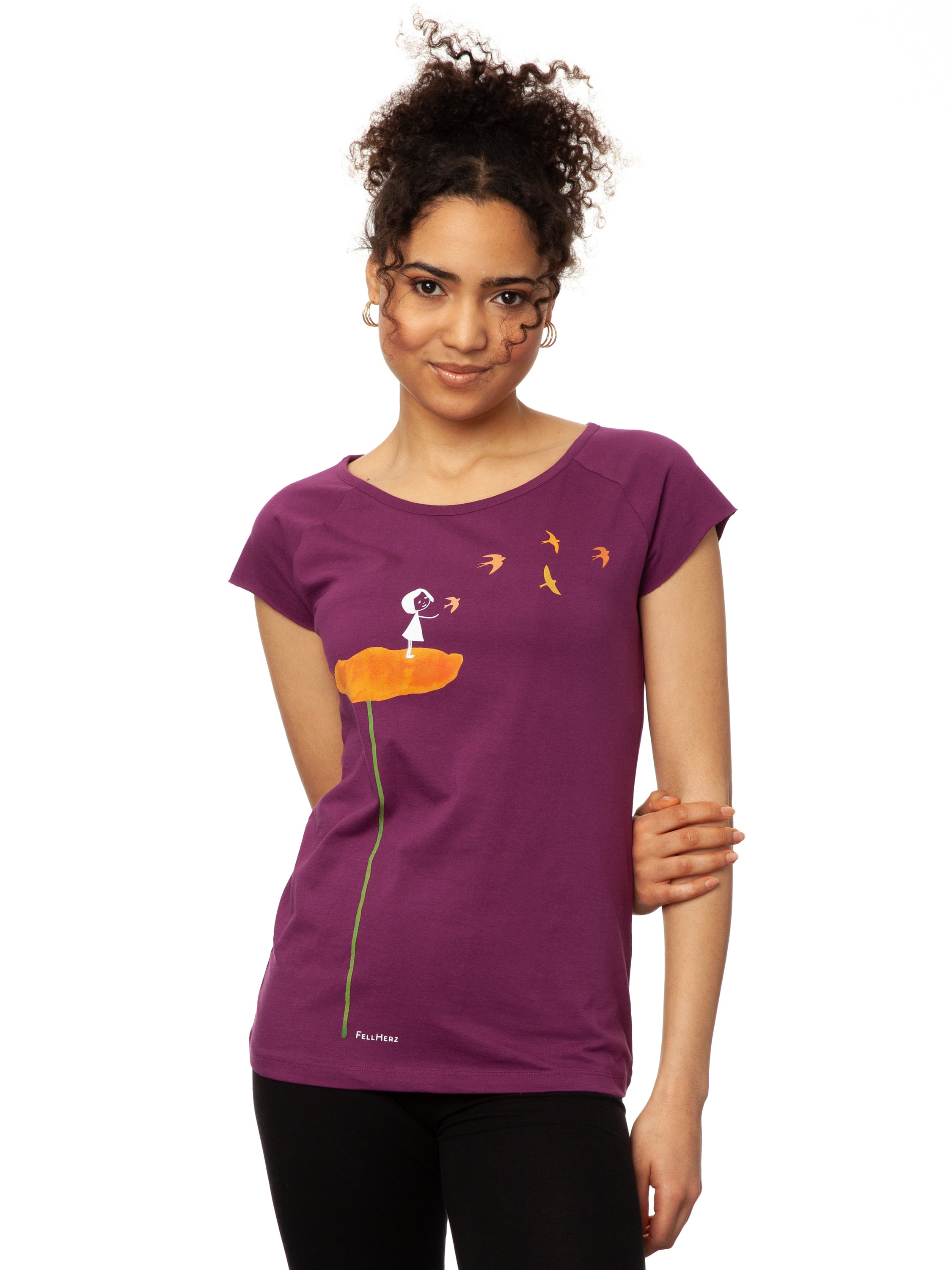 lila nachhaltiges Damen T-Shirt aus Bio-Baumwolle, fair und vegan produziert. Raglan-Shirt mit Grafik-Print auf der Vorderseite: Ein Mädchen steht auf einer orangen Blume und es fliegen Vögel davon.