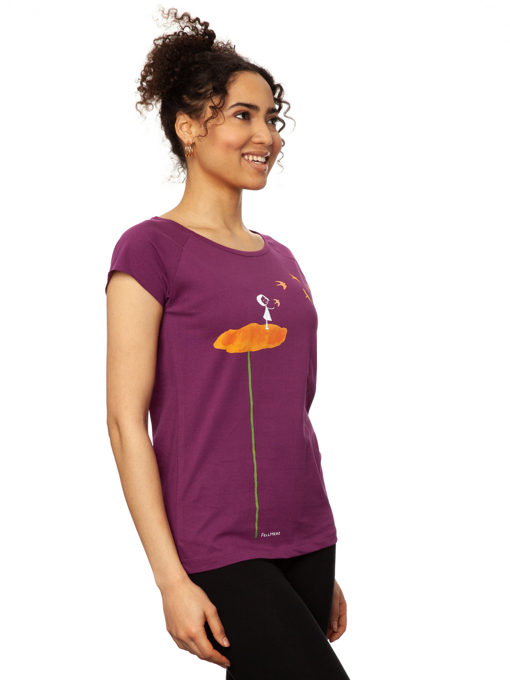 lila nachhaltiges Damen T-Shirt aus Bio-Baumwolle, fair und vegan produziert. Raglan-Shirt mit Grafik-Print auf der Vorderseite: Ein Mädchen steht auf einer orangen Blume und es fliegen Vögel davon.
