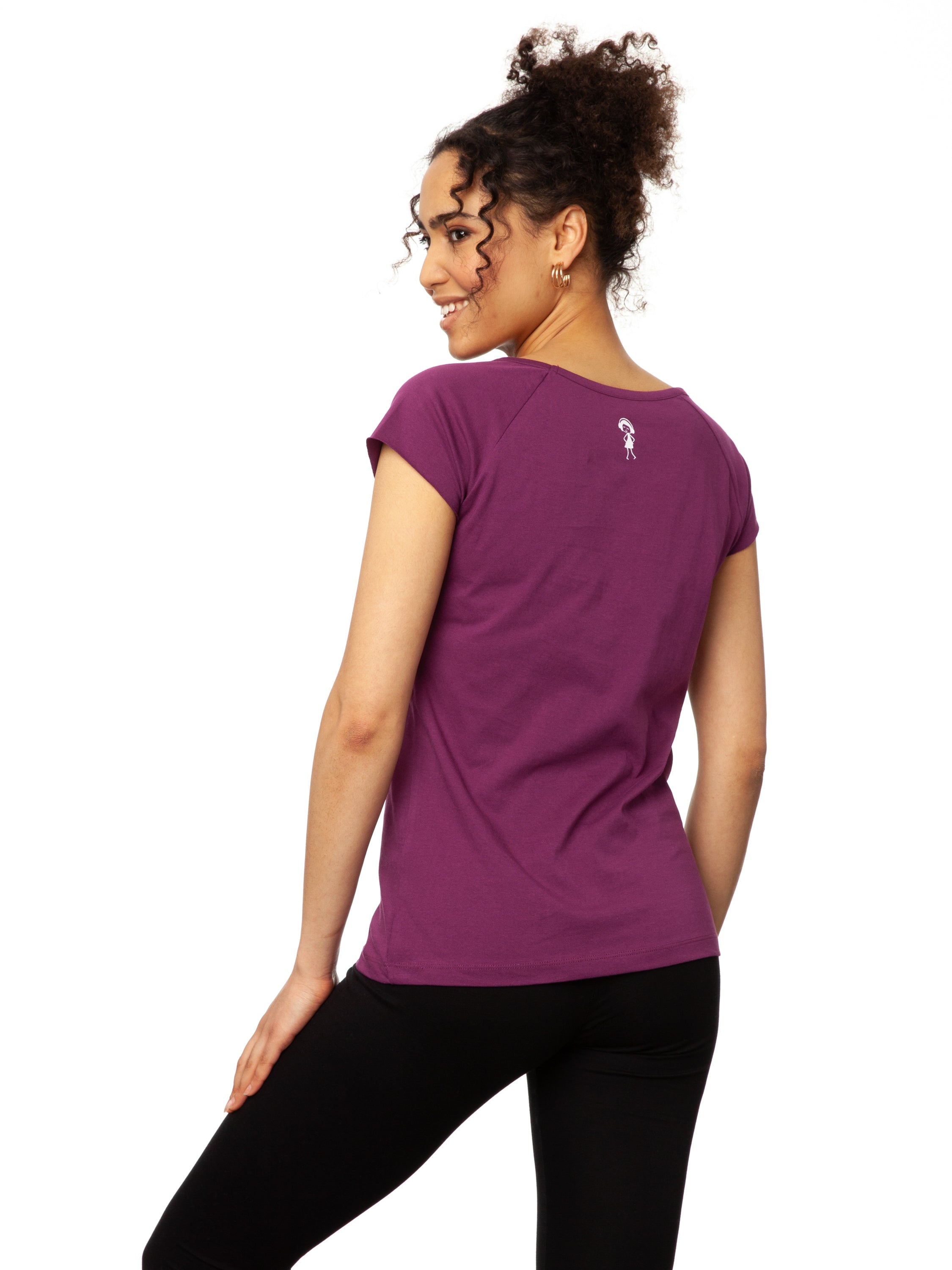 lila nachhaltiges Damen T-Shirt aus Bio-Baumwolle, fair und vegan produziert. Raglan-Shirt mit Grafik-Print auf der Vorderseite: Ein Mädchen steht auf einer orangen Blume und es fliegen Vögel davon.