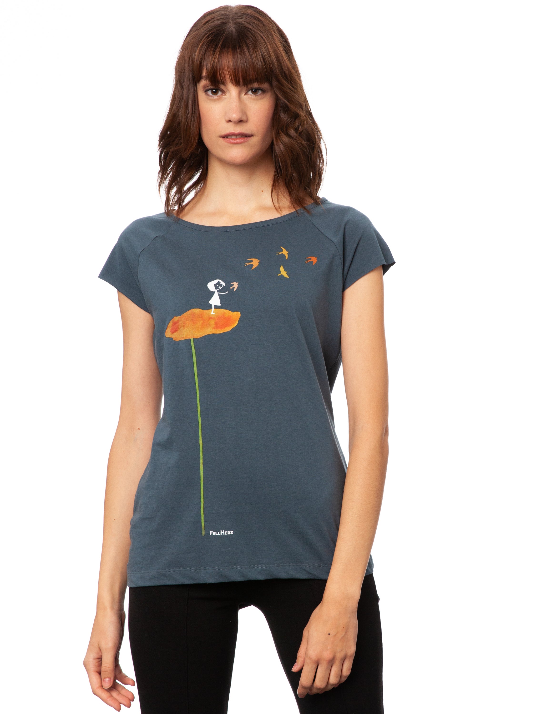 Mittel-blaues Damen T-Shirt aus Bio-Baumwolle, fair und vegan produziert. Raglan-Shirt mit Grafik-Print auf der Vorderseite: Ein Mädchen steht auf einer orangen Blume und es fliegen Vögel davon.