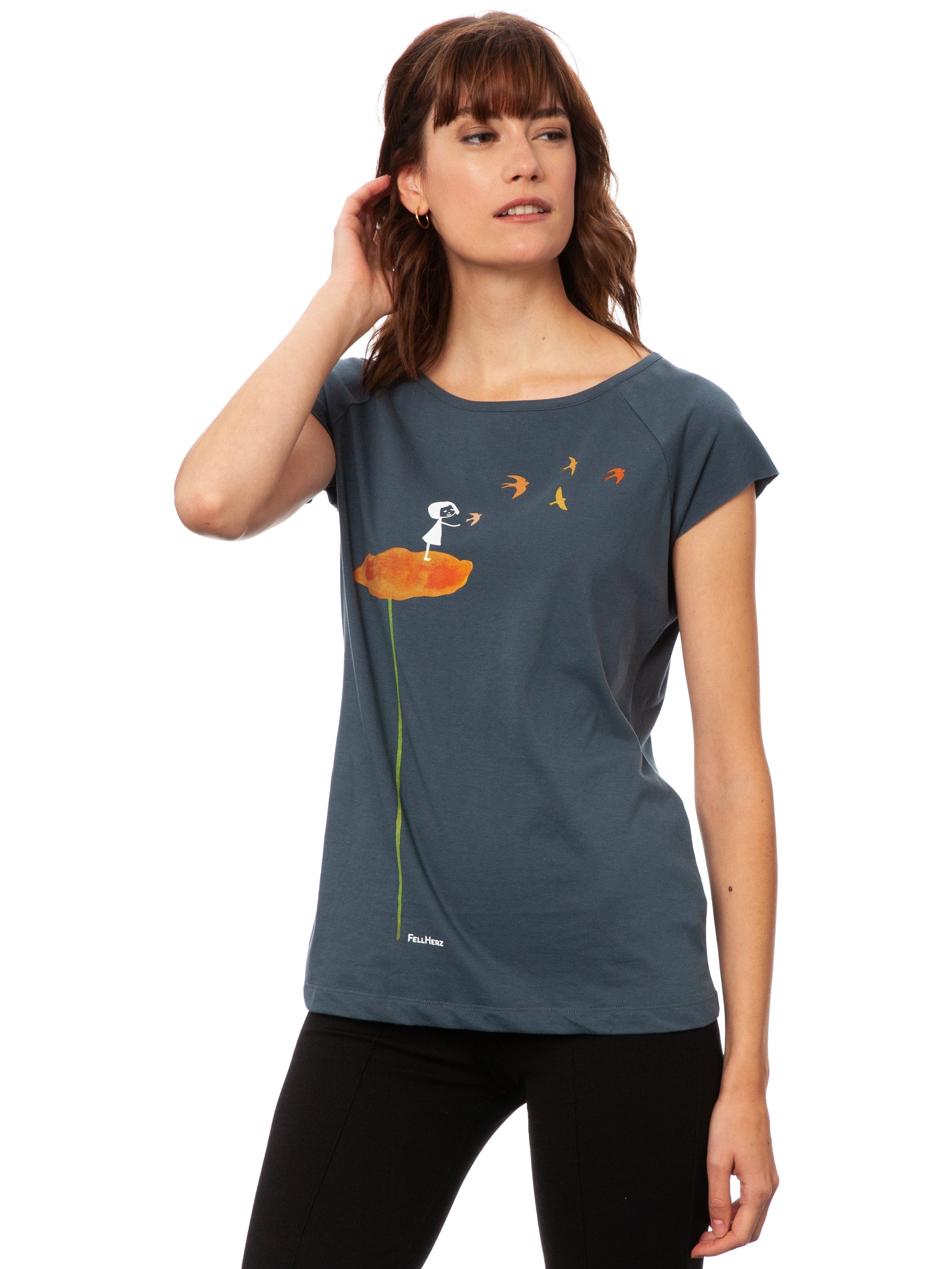 Mittel-blaues Damen T-Shirt aus Bio-Baumwolle, fair und vegan produziert. Raglan-Shirt mit Grafik-Print auf der Vorderseite: Ein Mädchen steht auf einer orangen Blume und es fliegen Vögel davon.