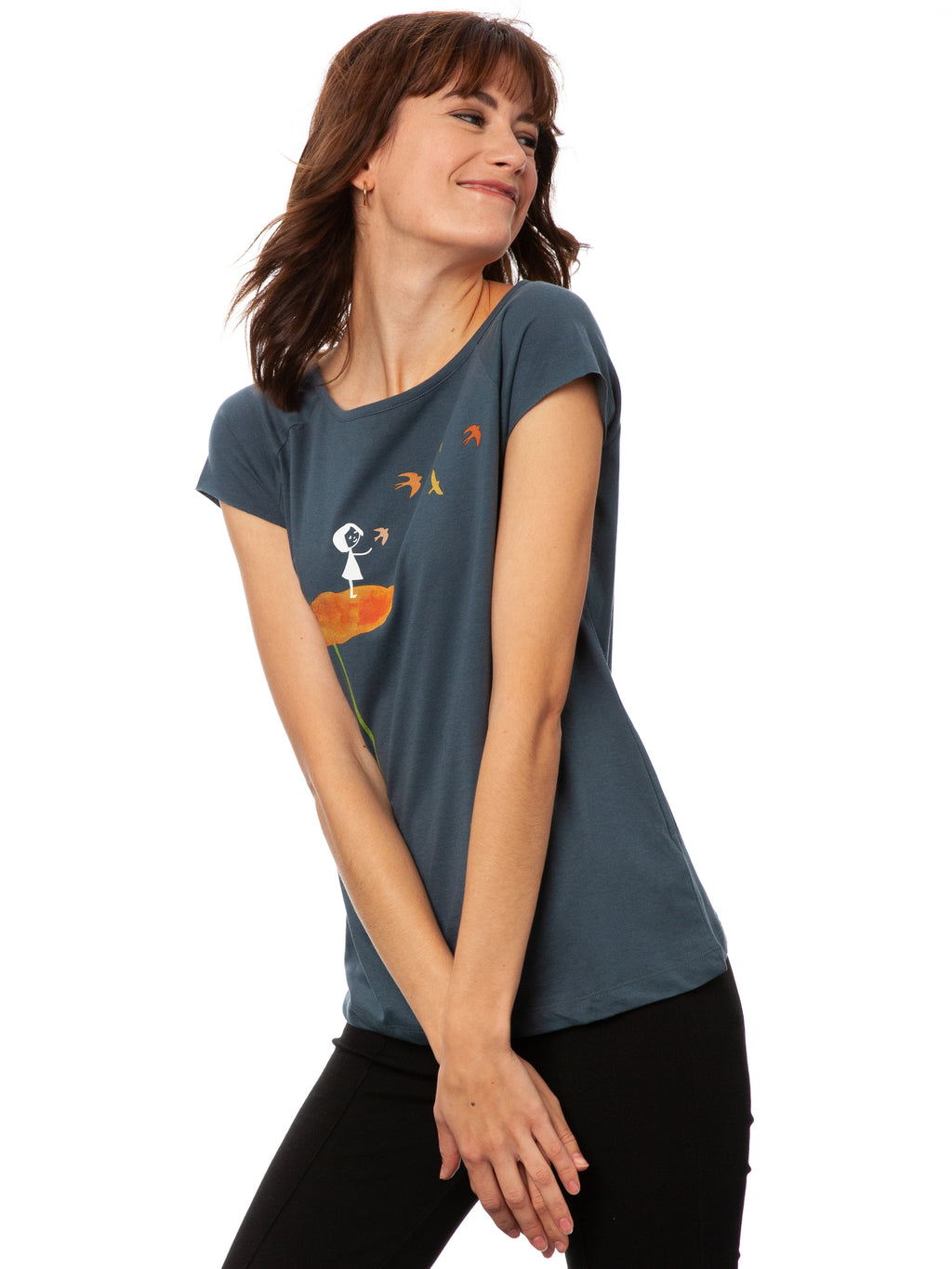 Mittel-blaues Damen T-Shirt aus Bio-Baumwolle, fair und vegan produziert. Raglan-Shirt mit Grafik-Print auf der Vorderseite: Ein Mädchen steht auf einer orangen Blume und es fliegen Vögel davon.