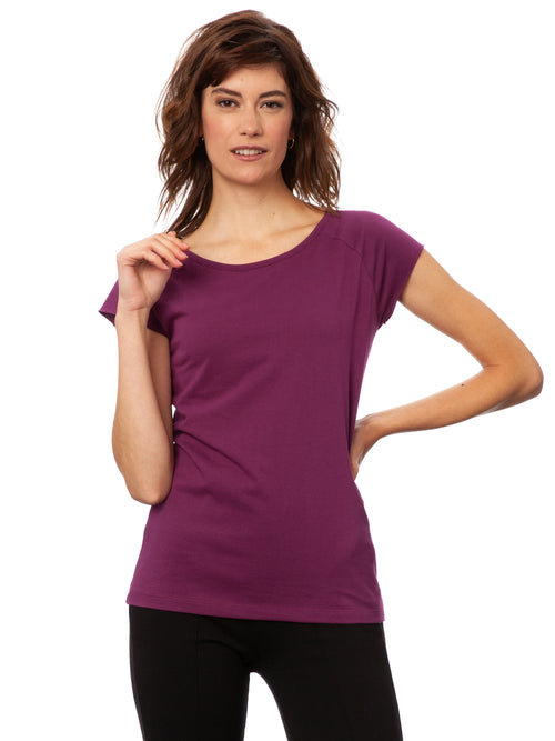 Model trägt das taillierte Damen Cap Sleeve T-Shirt in Berry, Biobaumwolljersey, fair und vegan produziert