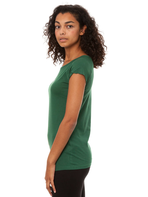 Model trägt das Damen Cap Sleeve T-Shirt Blumenbuch in Scarab Green – Mädchen mit Buch zwischen Blumen, Bio-Baumwolle, fair und vegan produziert