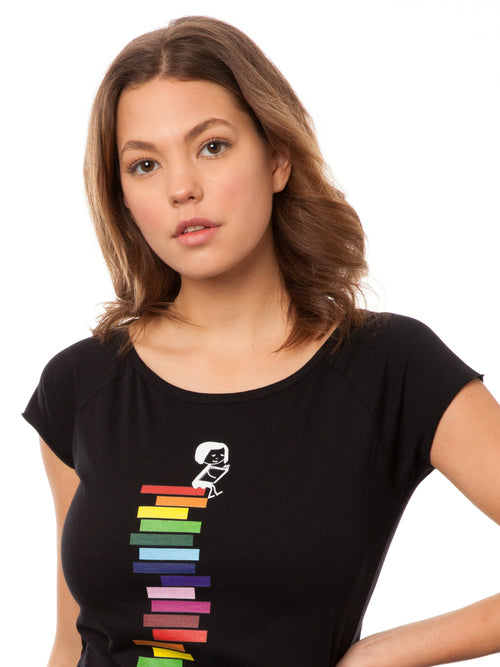 Model trägt das Damen Cap Sleeve T-Shirt Books Girl in Schwarz – Mädchen liest unter Regenbogen, Bio-Baumwolle, fair und vegan produziert