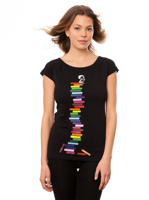 FellHerz Damen Cap Sleeve T-Shirt Books Girl in Schwarz aus 100% Bio-Baumwolle, fair und vegan produziert – Motiv: Mädchen liest auf einem Stapel regenbogen-farbener Bücher