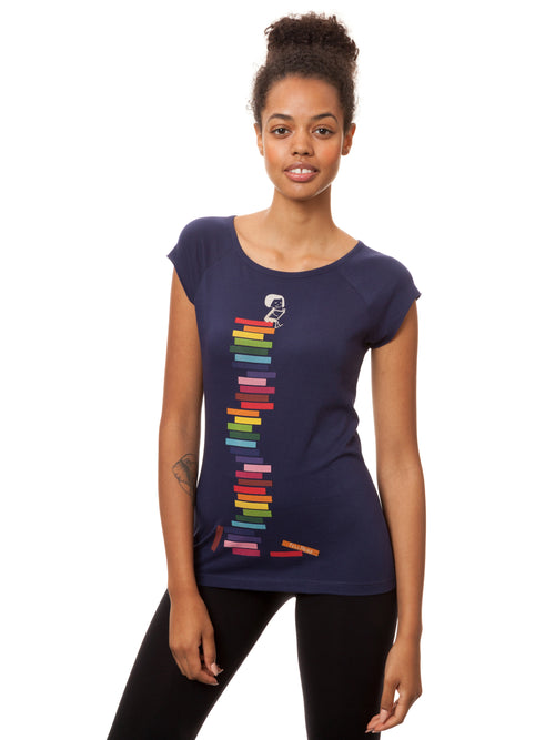 Model trägt das Damen Cap Sleeve T-Shirt Books Girl in Midnight – Mädchen liest unter Regenbogen, Bio-Baumwolle, fair und vegan produziert