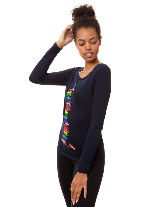 Model trägt das Damen Longsleeve Books Girl in Navy – Motiv: Mädchen liest auf einem Stapel regenbogen-farbener Bücher, Bio-Baumwolle, fair und vegan produziert