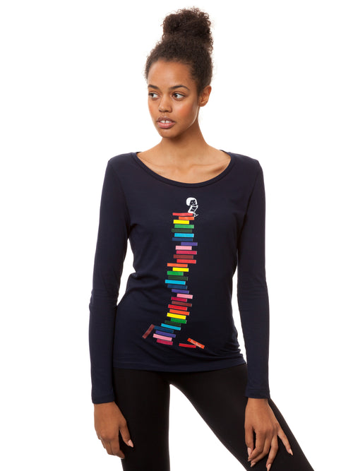 FellHerz Damen Longsleeve Books Girl in Navy aus 100% Bio-Baumwolle, fair und vegan produziert – Motiv: Mädchen liest auf einem Stapel regenbogen-farbener Bücher