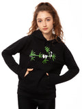 Model trägt den Damen Hoodie Faultier in Schwarz – entspanntes Faultier am Bambuszweig, Bio-Baumwolle, fair und vegan produziert